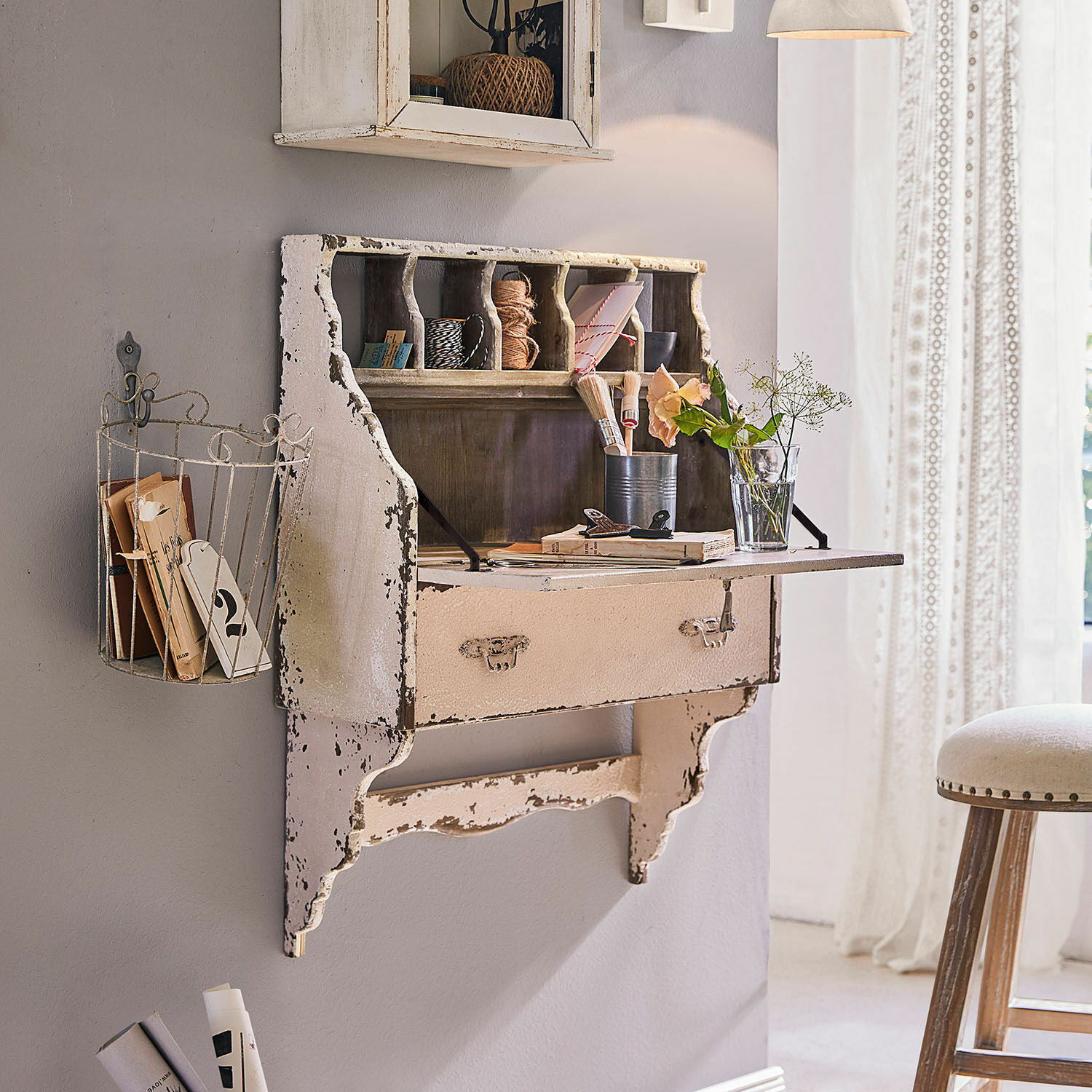 Scrittoio a parete Sandrine Mensola da parete rustica in legno bianco invecchiato con piano di scrittura integrato