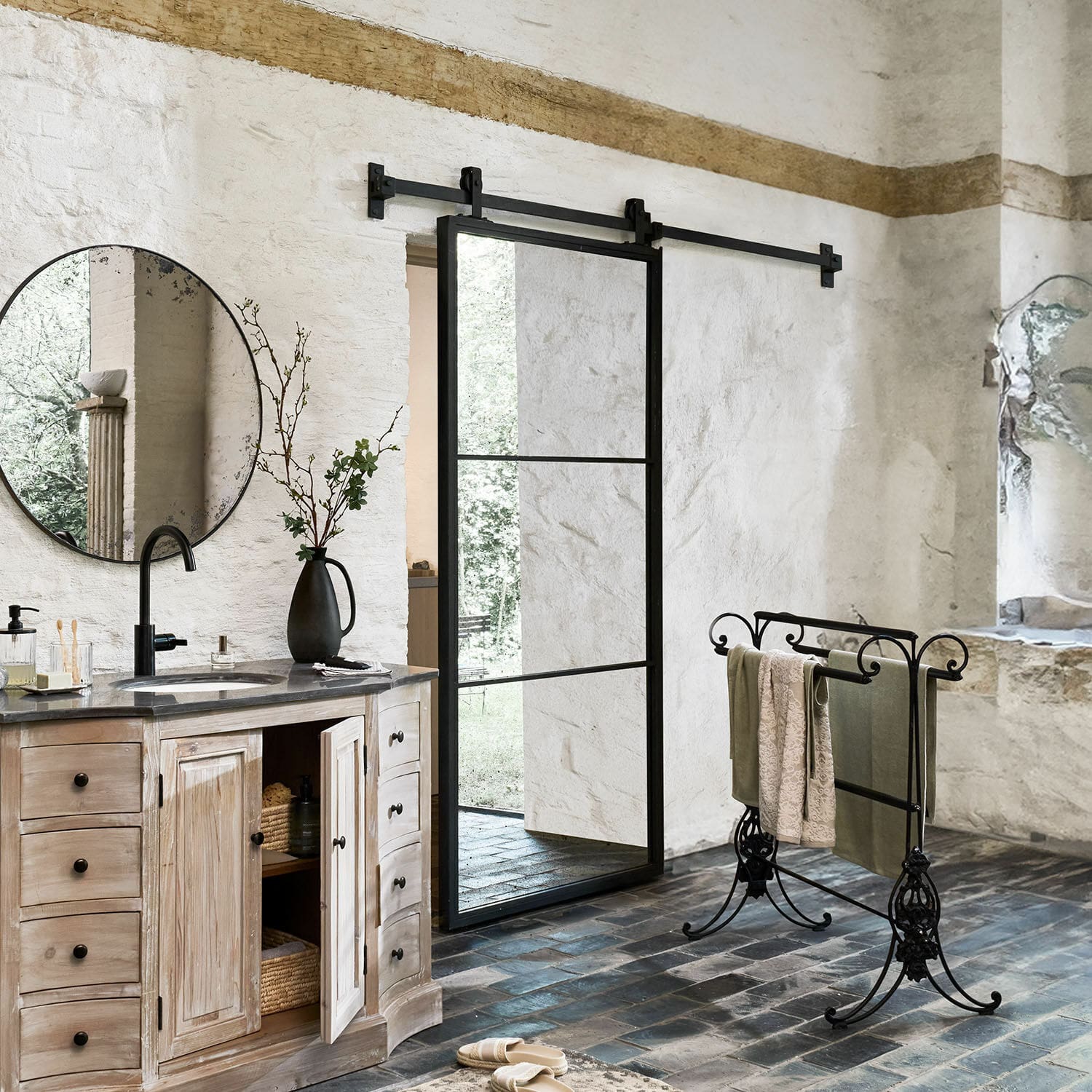 Porta scorrevole Althorp Bagno rustico con mobile in legno, portasciugamani in metallo nero e porta scorrevole in vetro