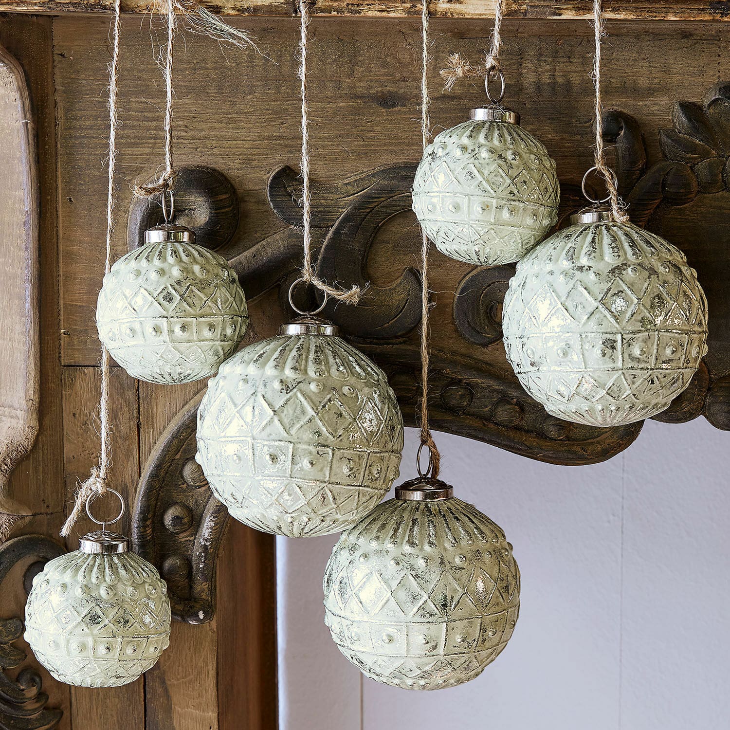 Set di 6 decorazioni natalizie Gladwin Set di sei palline di Natale in vetro verde chiaro con motivo, appese a spago