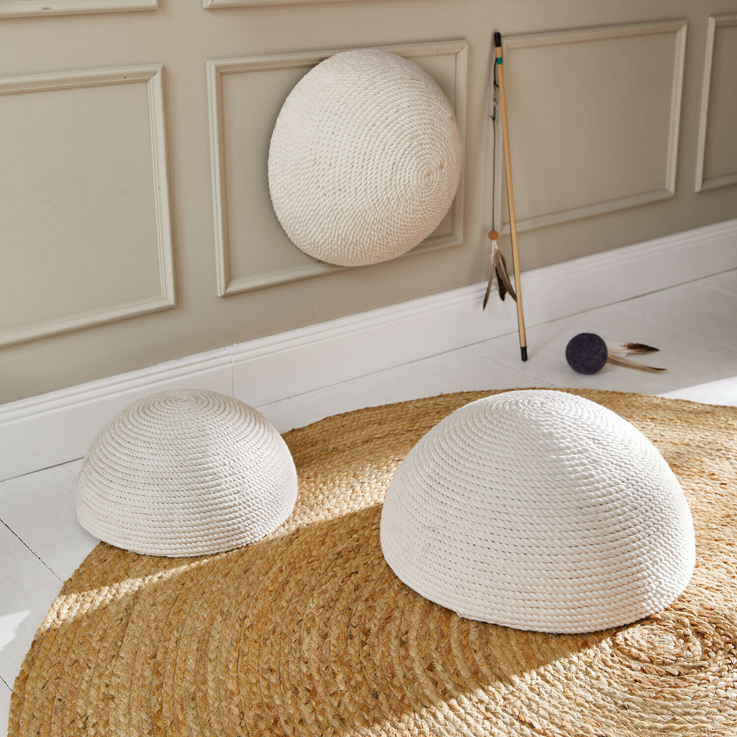 Set di 3 decorazioni tiragraffi Hallira Tre mezze sfere bianche in corda intrecciata su tappeto rotondo in juta in interno luminoso