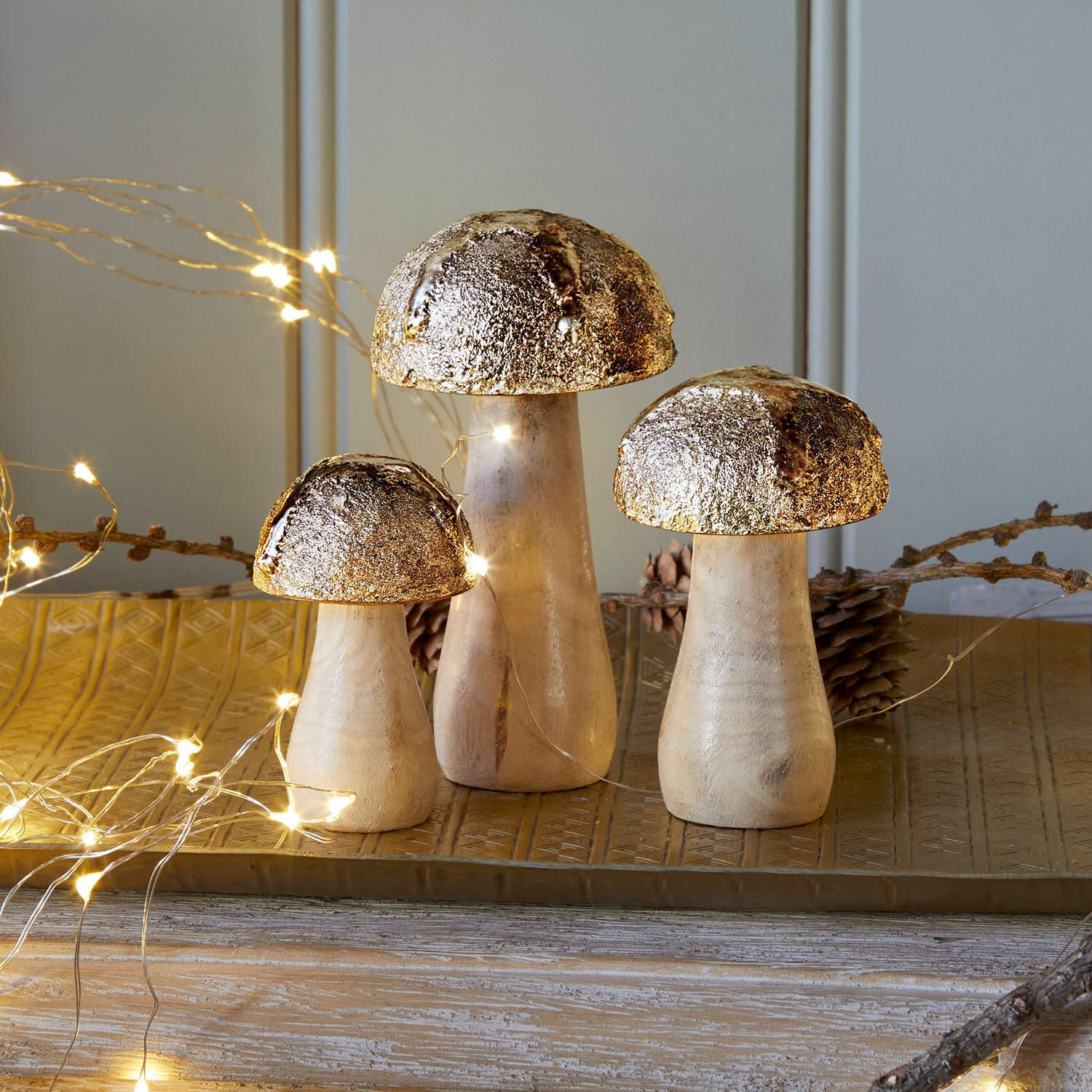 Set di 3 funghi decorativi Myrska Funghi decorativi in legno con cappelli metallici dorati su vassoio dorato, decorazione festiva