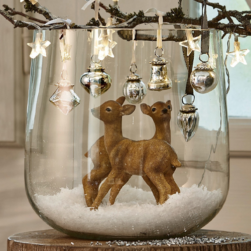 Decorazione in vetro con due cerbiatti marroni e pendenti a forma di stelle e campanelle