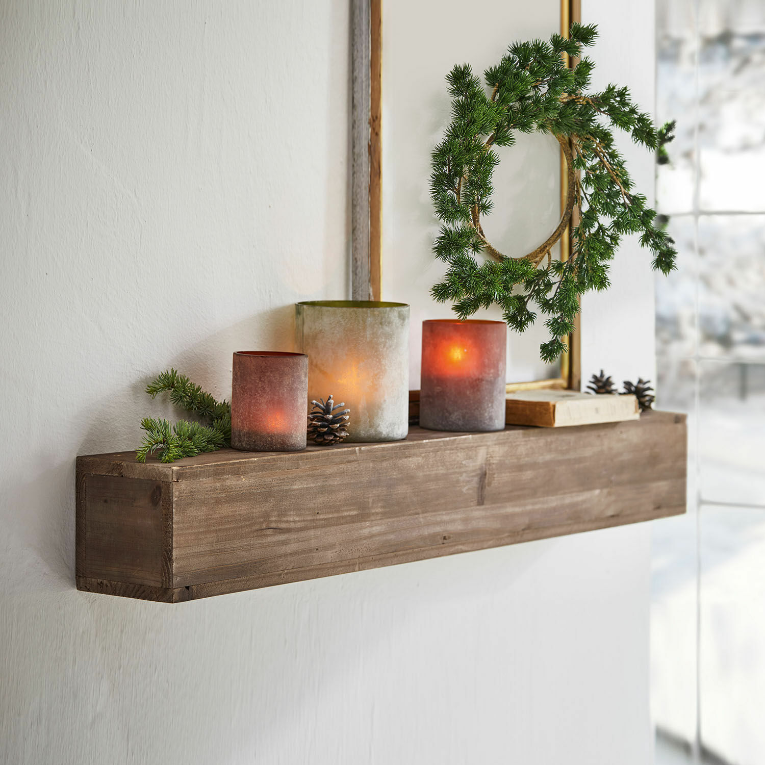 Mensola da parete Visayas Mensola da parete in legno con candele decorative e corona verde in interno luminoso