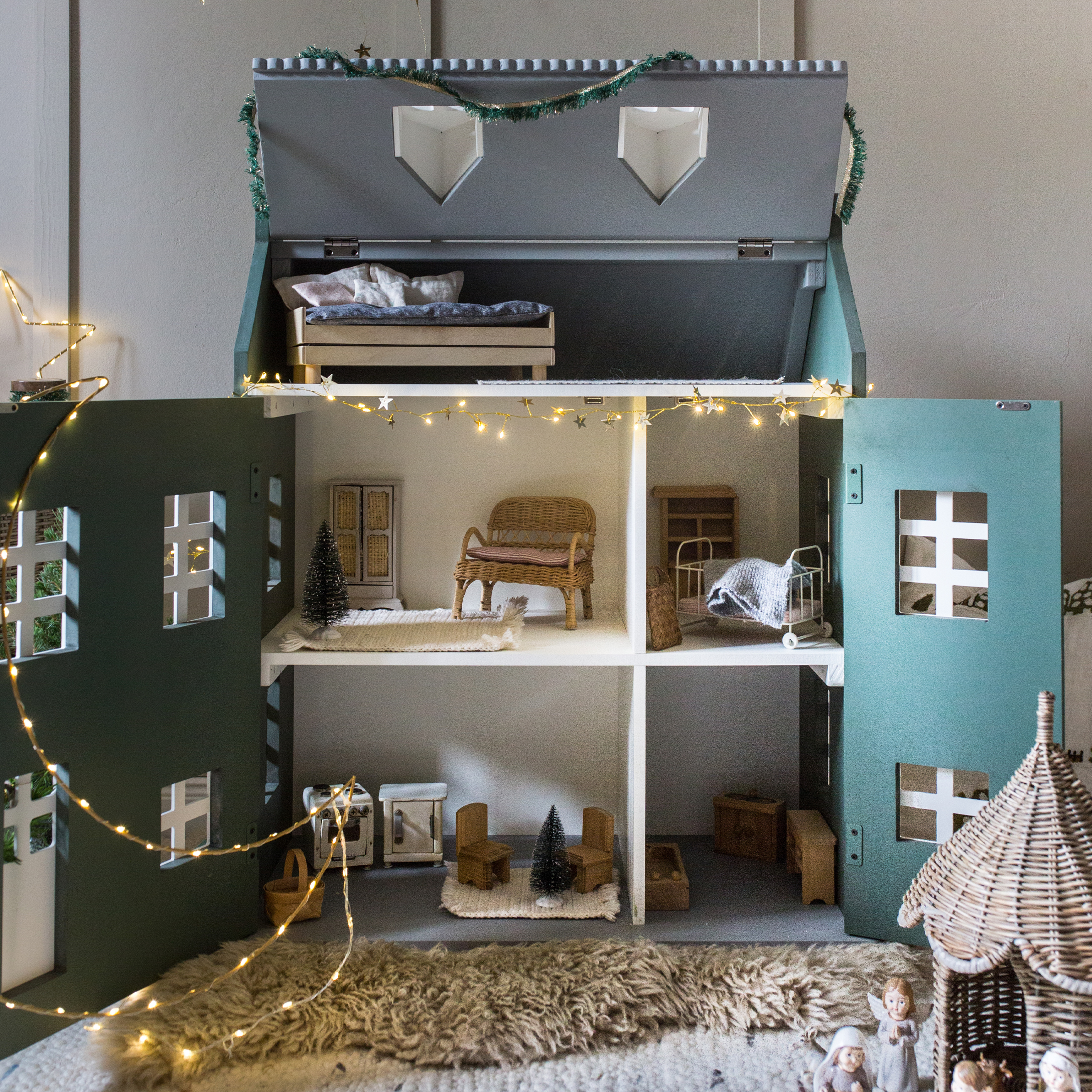 Casa delle bambole in legno con porte verdi, mobili in miniatura e luci LED decorative natalizie