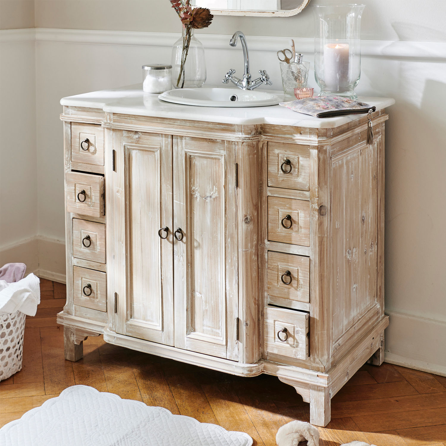 Mobile per lavabo Sunderland Mobile bagno rustico in legno con finitura bianca decapata, lavabo e rubinetteria cromata