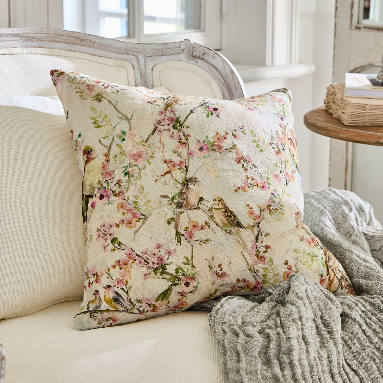 Cuscino decorativo in cotone crema con stampa di uccelli e fiori, stile rustico