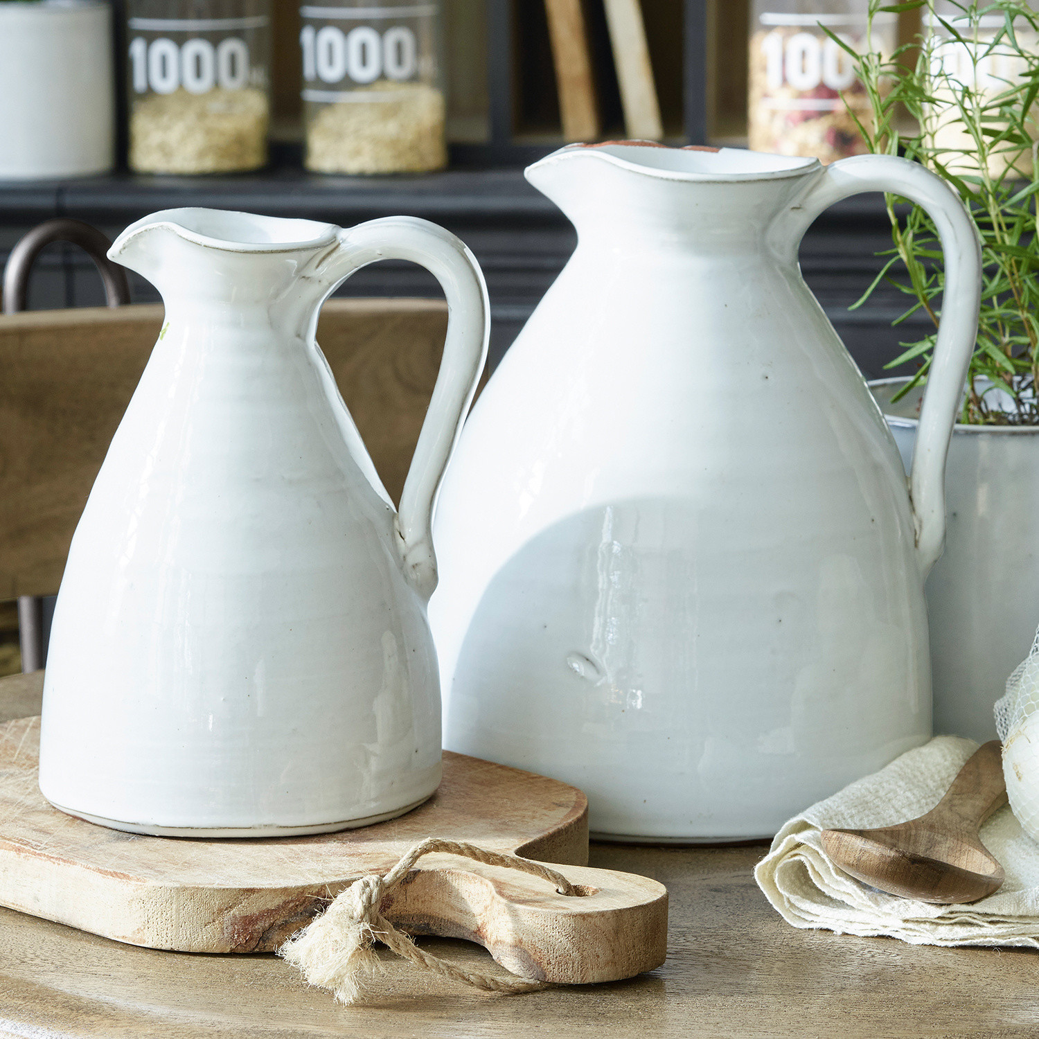 Coppia di vasi Yarick Due brocche in ceramica bianca su tagliere di legno in cucina rustica