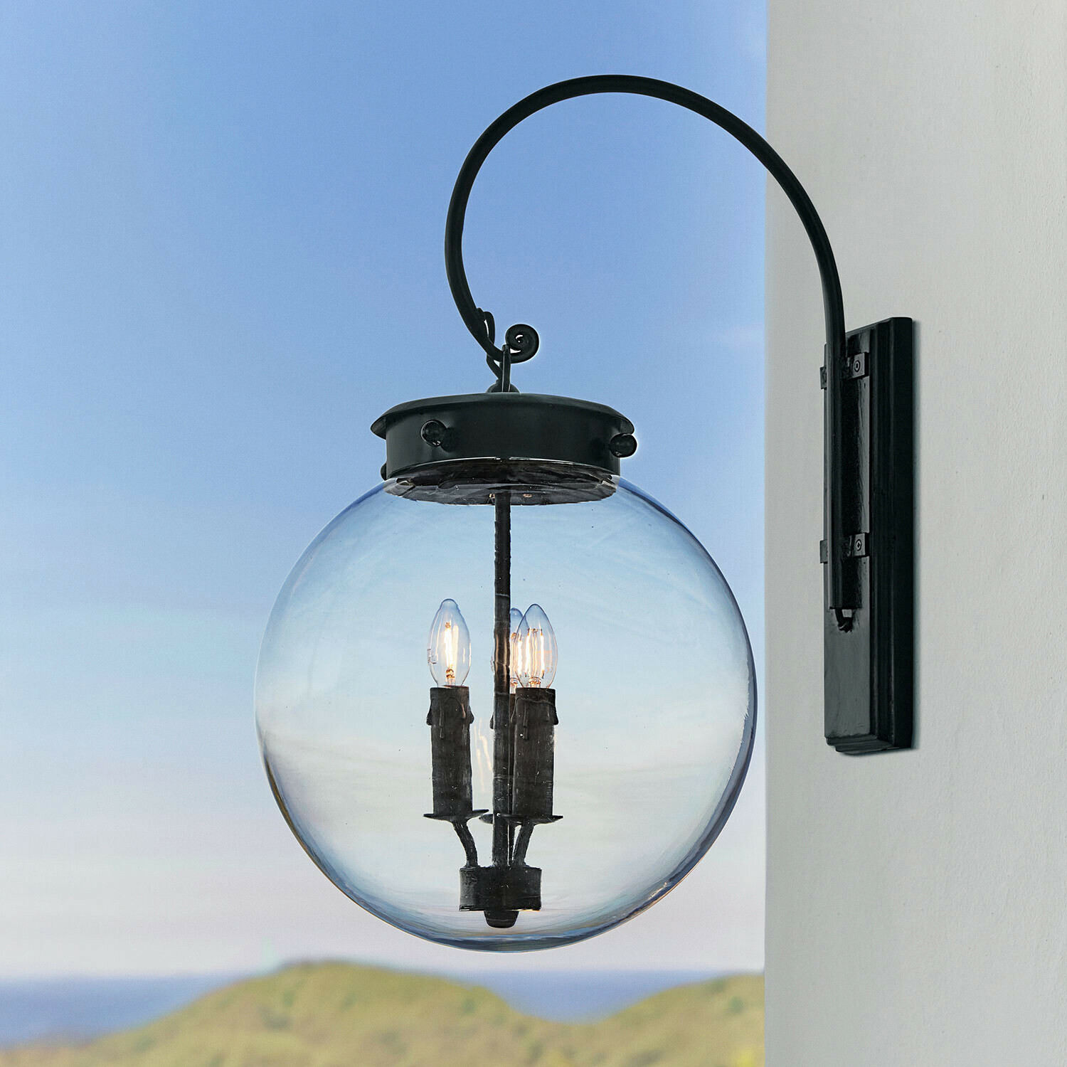 Applique da parete in metallo nero con globo di vetro trasparente e tre lampadine LED per esterni