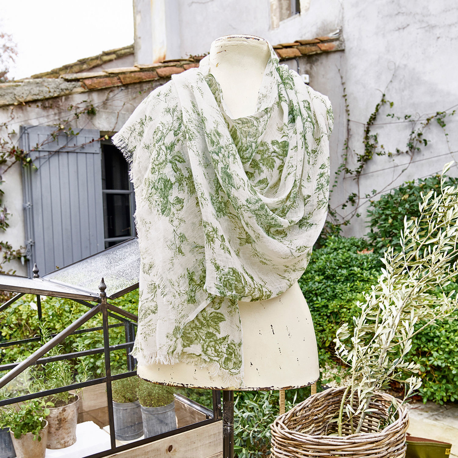 Scialle Mercier Sciarpa leggera con motivo floreale verde su sfondo bianco, tessuto delicato, accessorio moda
