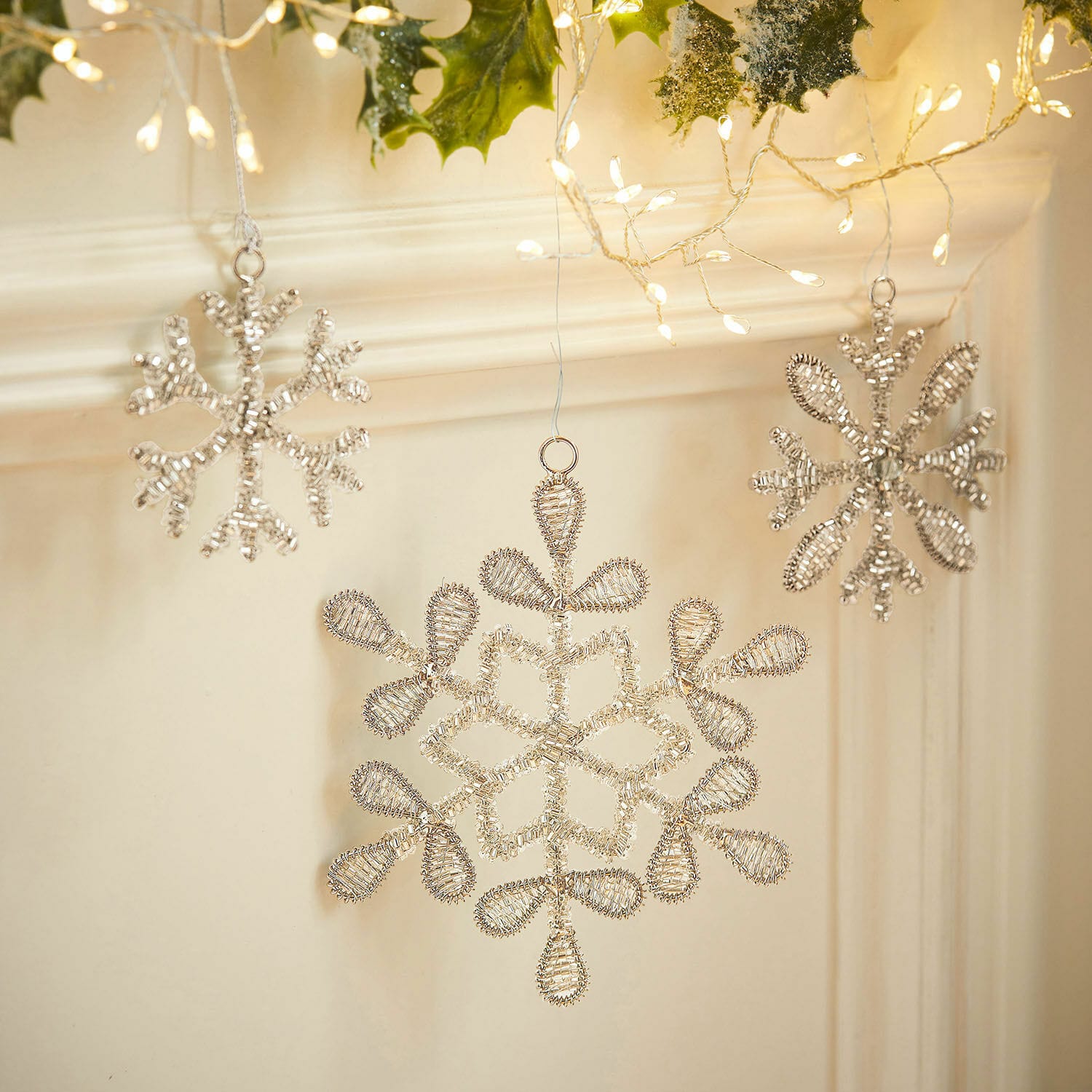 Set di 3 decorazioni da appendere Skadi Decorazioni natalizie a forma di fiocchi di neve in filo argentato per addobbi interni