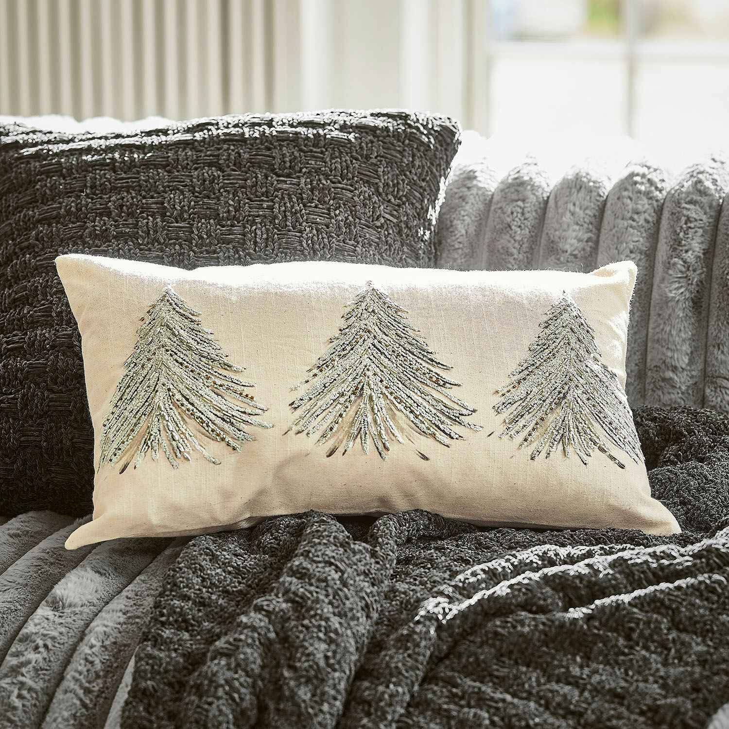 Copricuscino Amandique Cuscino decorativo beige con ricami di alberi argentati su coperta e divano grigio scuro