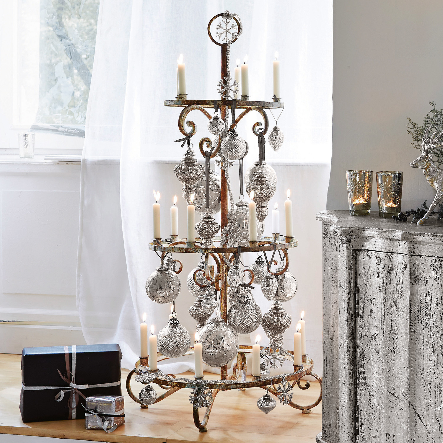 Albero decorativo Sercoeur Decorazione natalizia rustica in metallo con candele bianche e palline argento sul pavimento