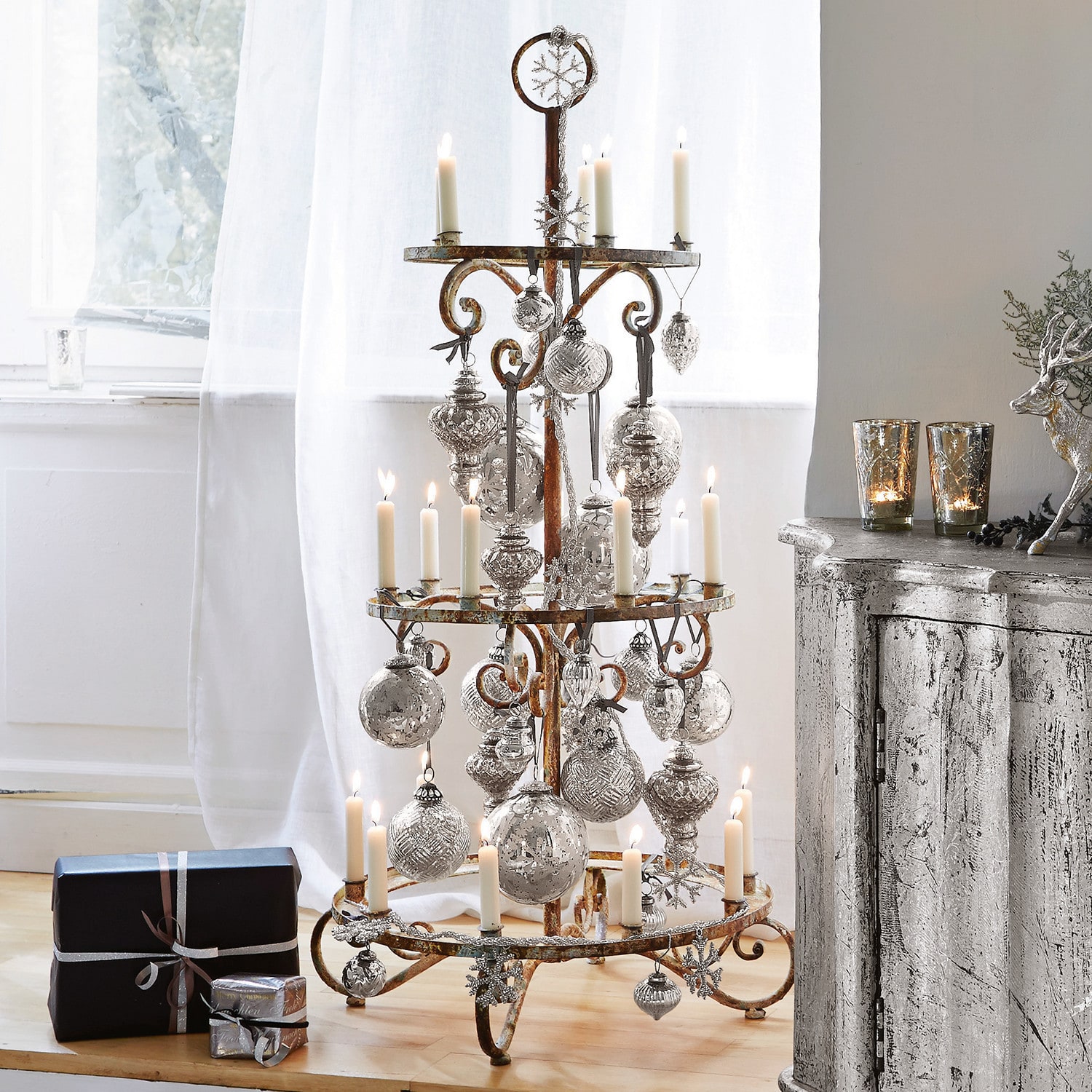Albero decorativo Sercoeur Decorazione natalizia rustica in metallo con candele bianche e palline argento sul pavimento