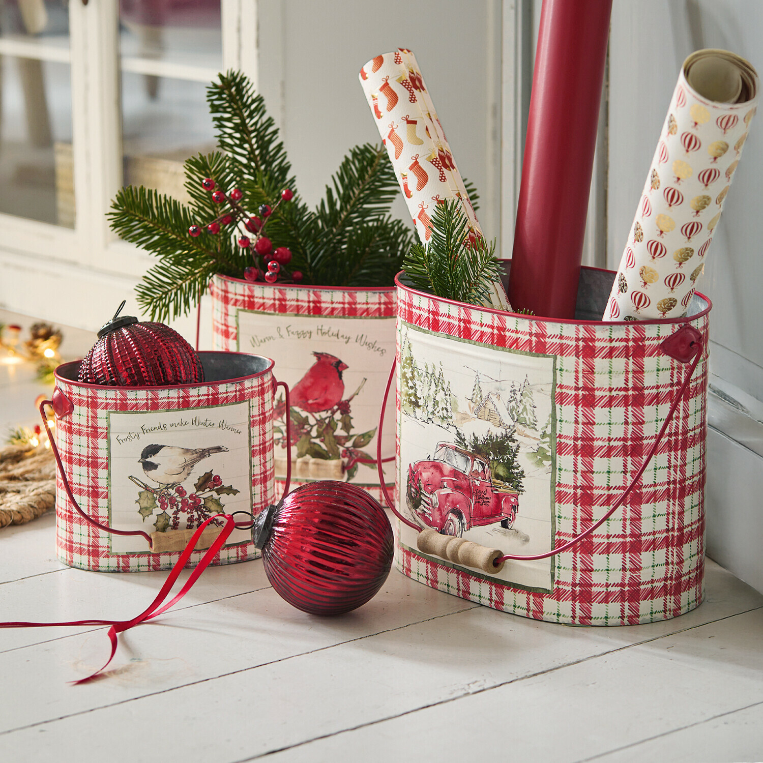 Set di 3 portavasi Fuzzy Set di tre contenitori in metallo a quadri rossi e bianchi con motivi natalizi e rami verdi decorativi