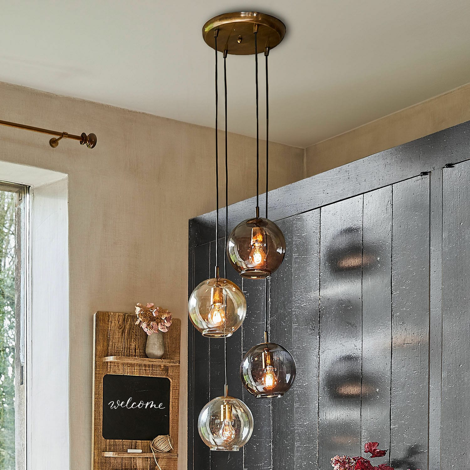 Lampadario Brontille Lampadario con quattro sfere di vetro fumé e trasparente, illuminazione moderna per interni eleganti