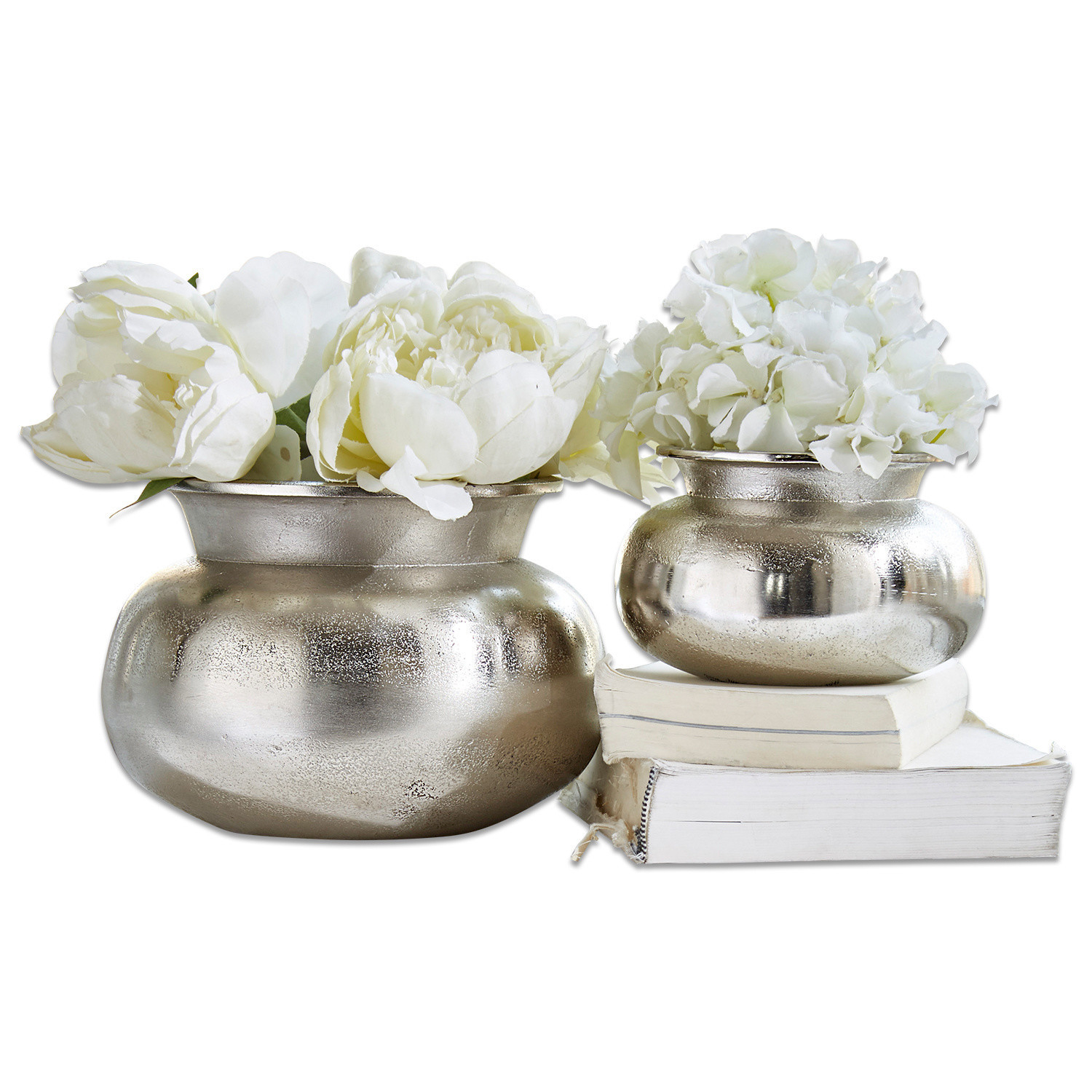 Coppia di vasi Clément Due vasi in metallo argentato con fiori bianchi su libri bianchi, decorazione elegante per tavolo