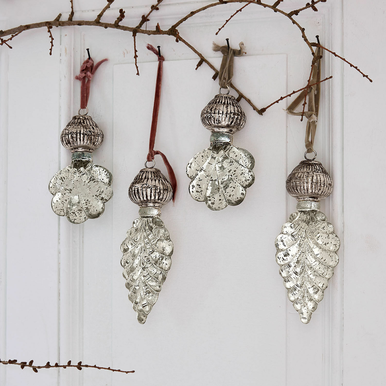 Set di 4 decorazioni da appendere Géraudet Set di quattro decorazioni sospese in vetro trasparente con elementi metallici e nastri colorati