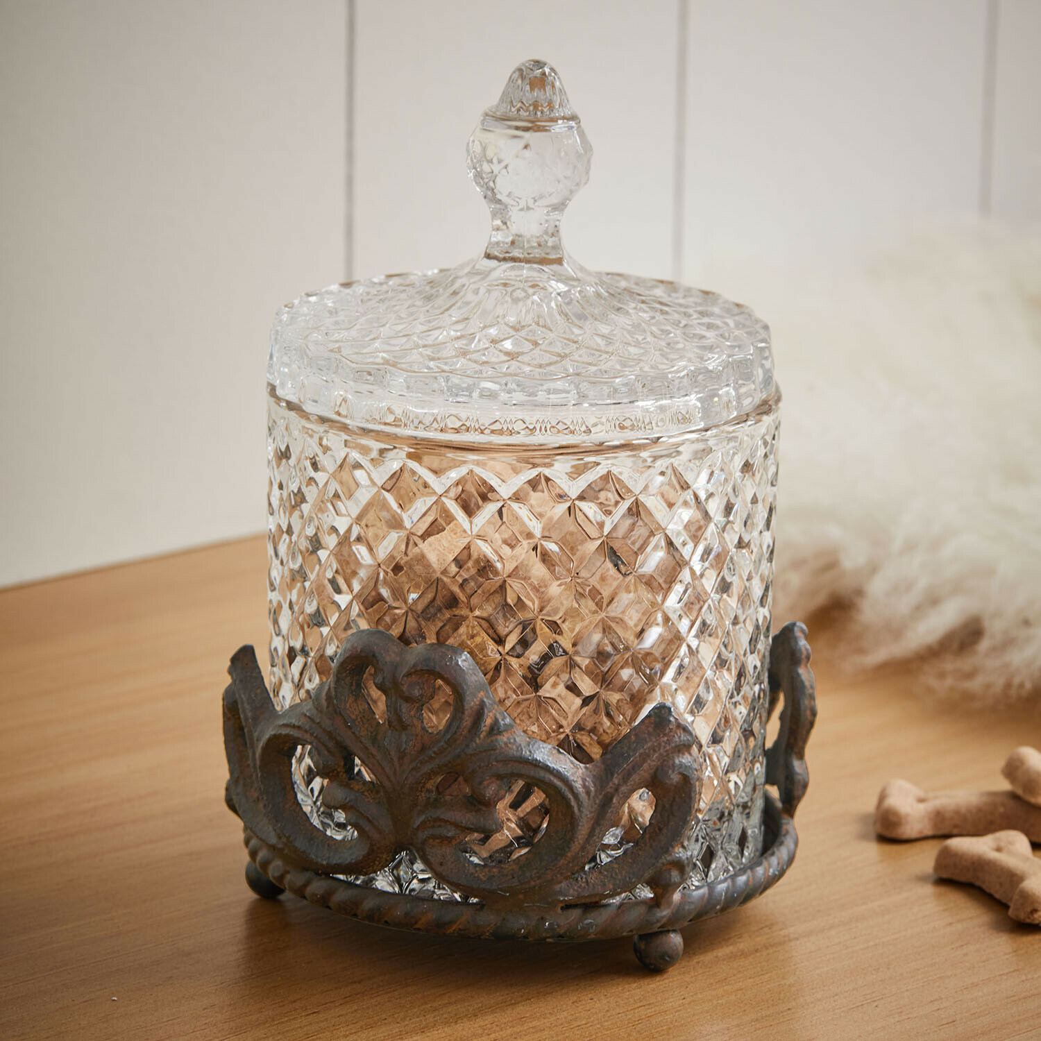 Barattolo di vetro Kerynna Contenitore in vetro con coperchio e base metallica decorativa su tavolo in legno, accessorio casa