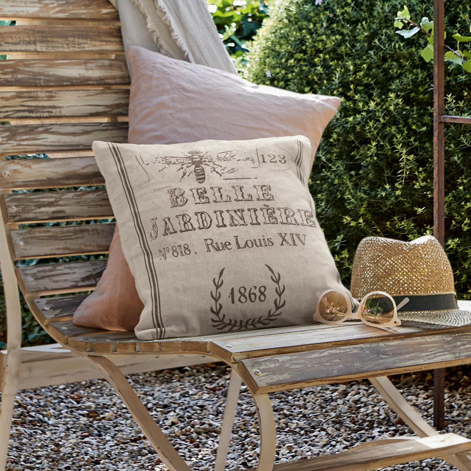 Copricuscino Abelle Cuscino decorativo in lino beige con stampa vintage su panca in legno in giardino esterno