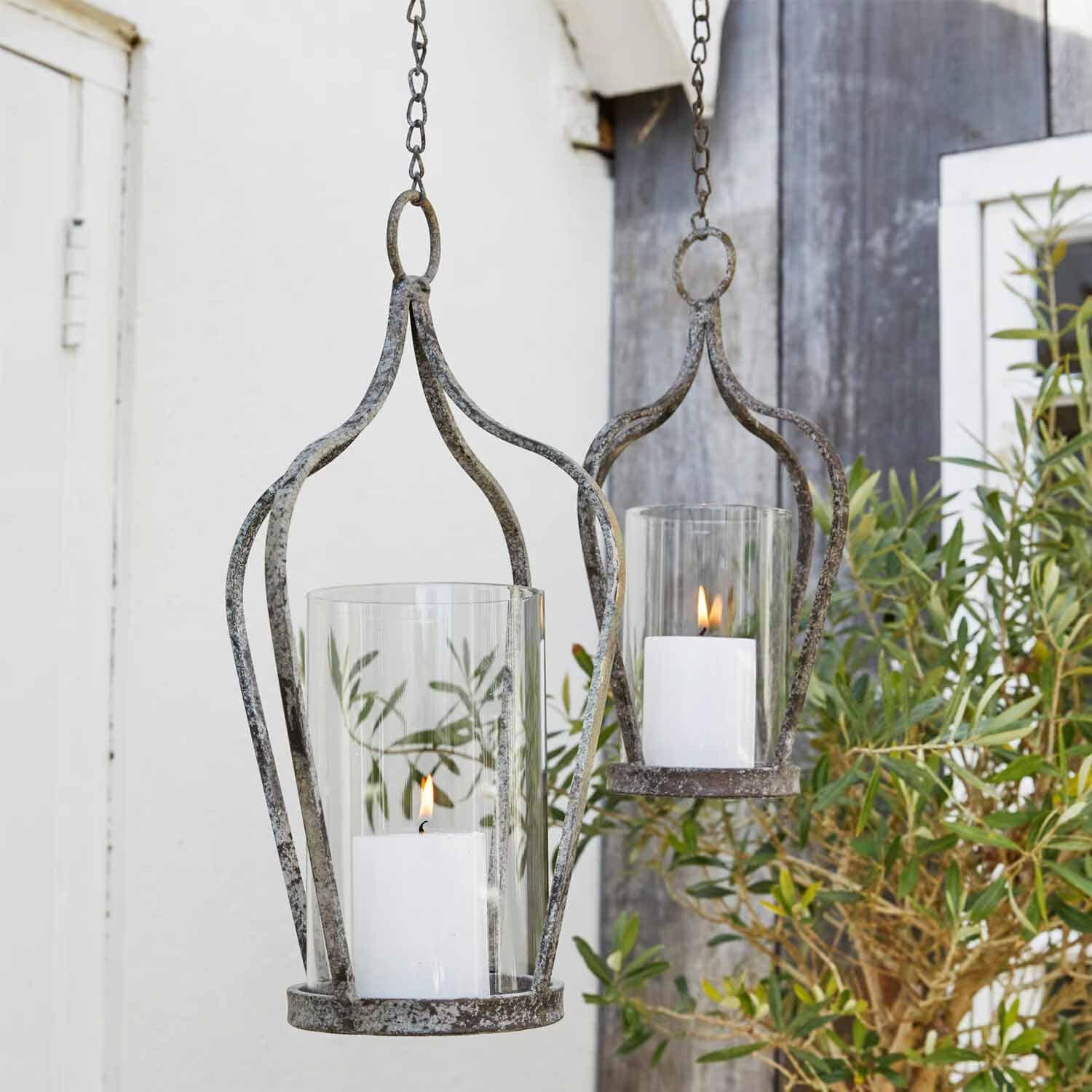 Lanterna sospesa in metallo stile vintage con candele bianche e protezione in vetro per decorazione da giardino