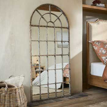 Grande specchio da parete con cornice in metallo stile finestra, finitura invecchiata, decorazione per camera