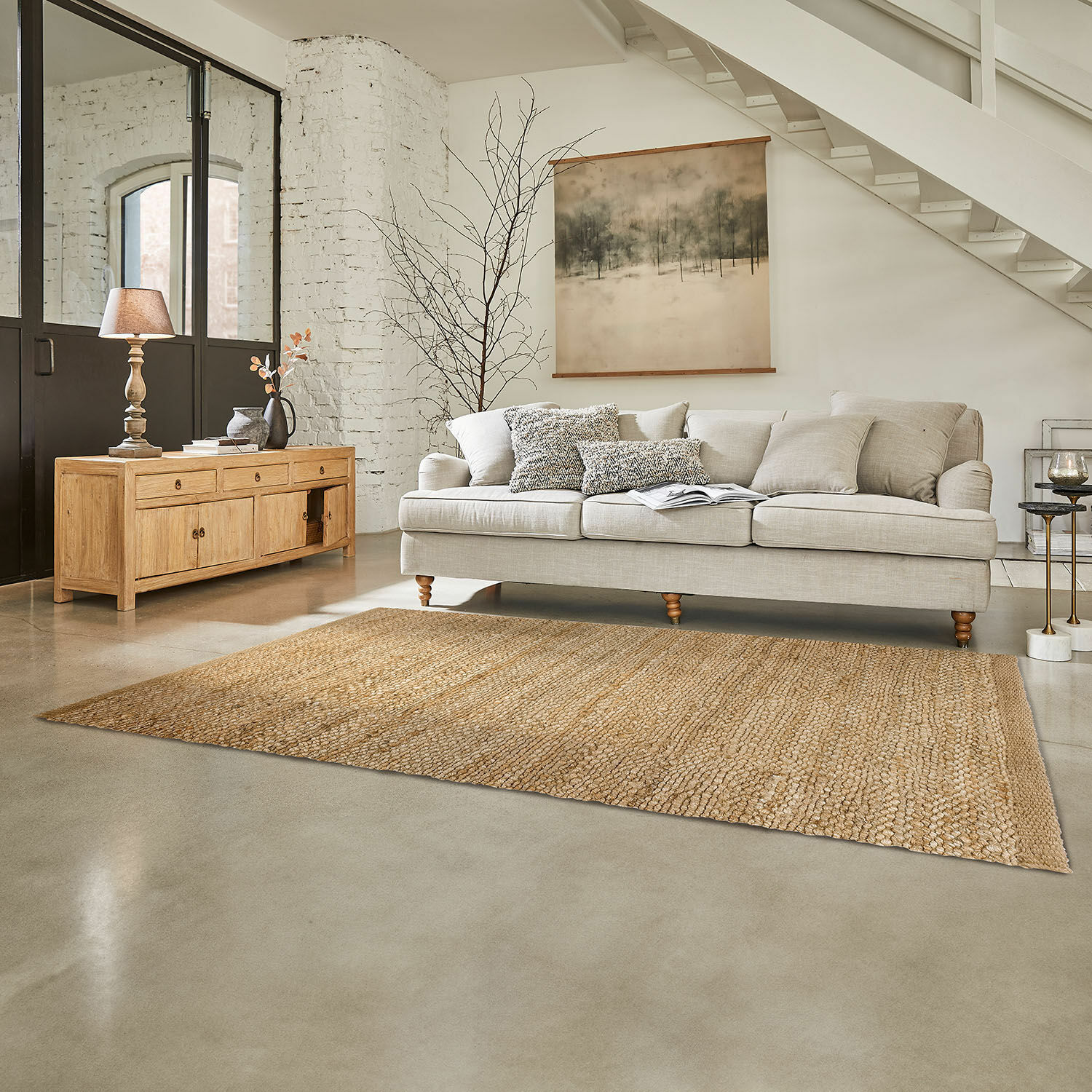 Tappeto Abitain Tappeto naturale in juta beige in soggiorno con divano grigio chiaro e mobile in legno