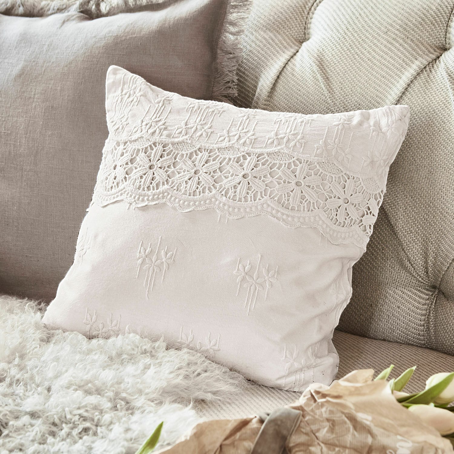 Copricuscino Fianna Cuscino decorativo beige con pizzo e ricamo, tessuto morbido per un ambiente accogliente