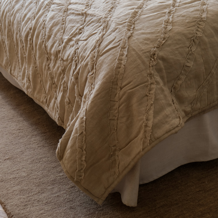 Coperta beige con cuciture decorative, tessuto morbido, biancheria da letto elegante per camera