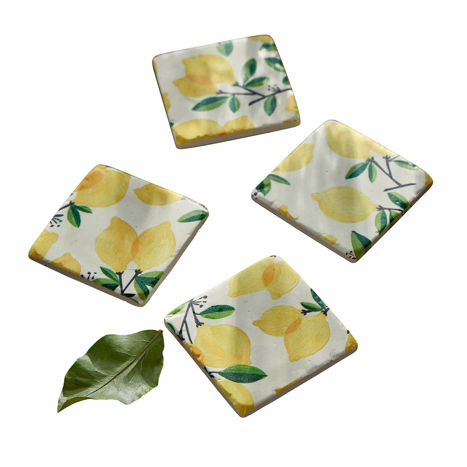 Set di 4 sottobicchieri Darfield Sottobicchieri in ceramica con motivo limoni gialli e foglie verdi su sfondo bianco, set da 4