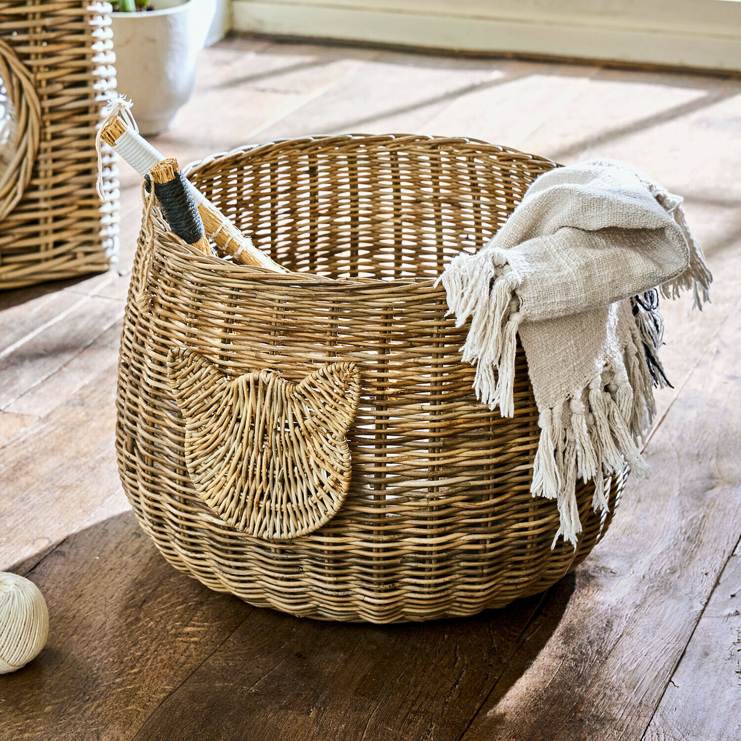 Cesto Miezzi Cesto rotondo in rattan naturale con decorazione a testa di gatto e coperta beige