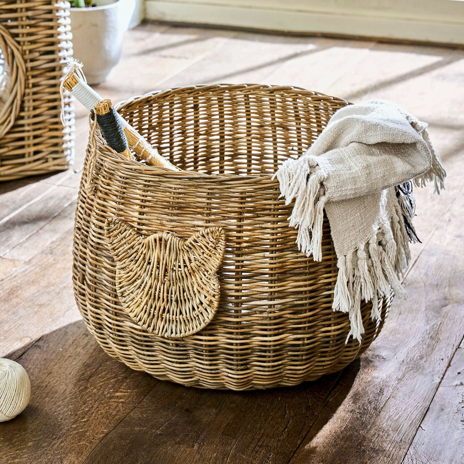 Cesto Miezzi Cesto rotondo in rattan naturale con decorazione a testa di gatto e coperta beige