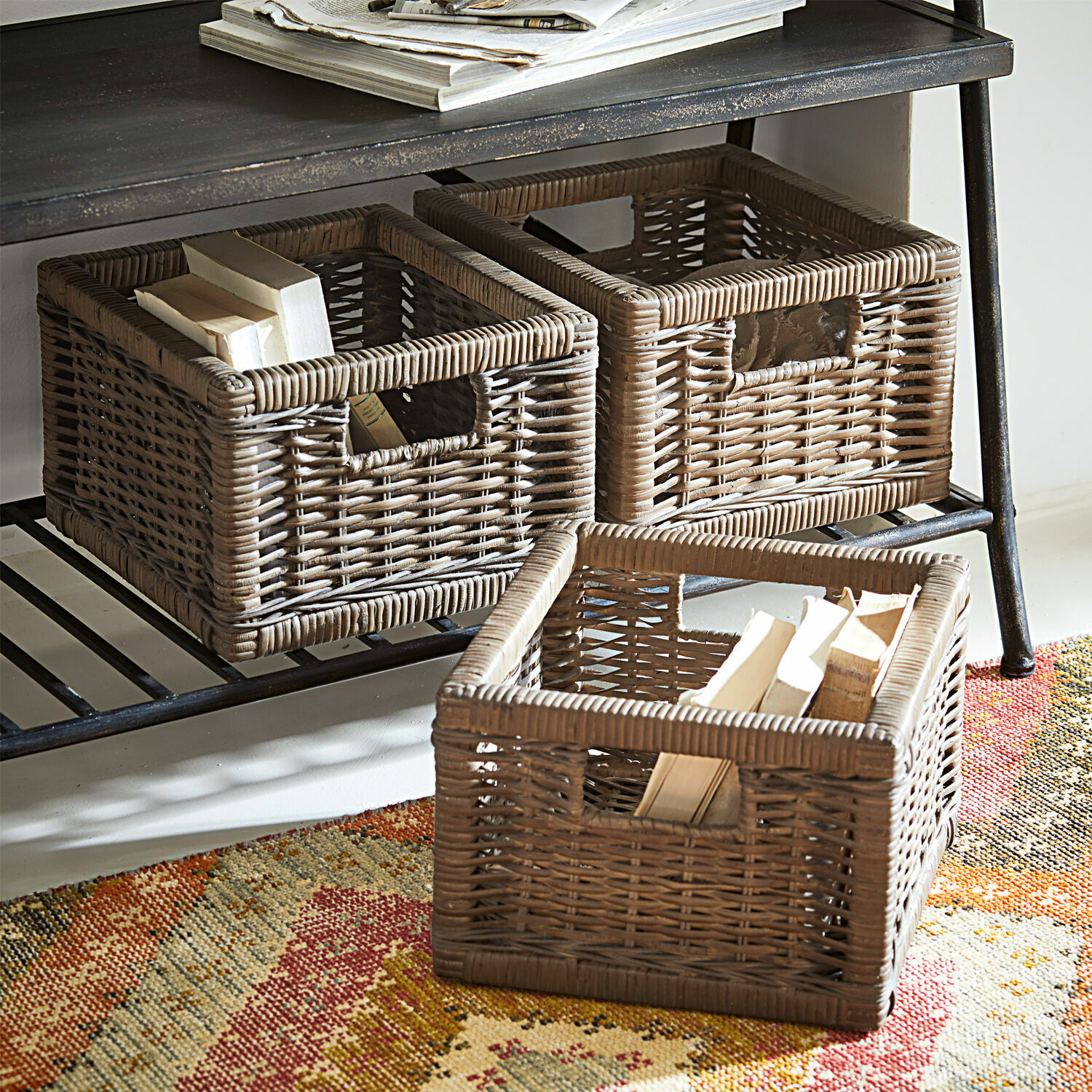 Set di 3 cesti Morvan Tre ceste in rattan marrone per conservare su scaffale metallico con libri e tappeto colorato