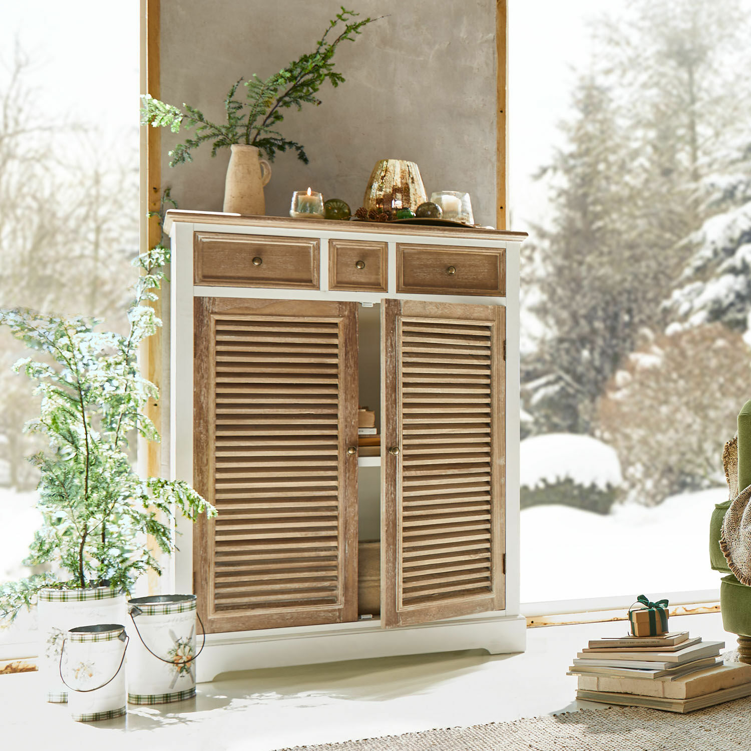 Credenza bassa Lourmante Comò in legno naturale e bianco con ante a persiana e tre cassetti per riporre oggetti