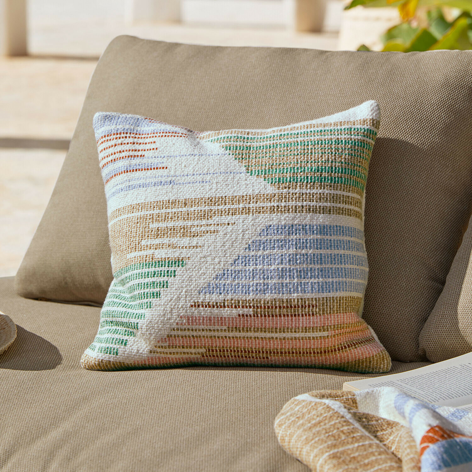 Copricuscino Amapina Cuscino decorativo in cotone multicolore con motivo geometrico su divano beige per soggiorno