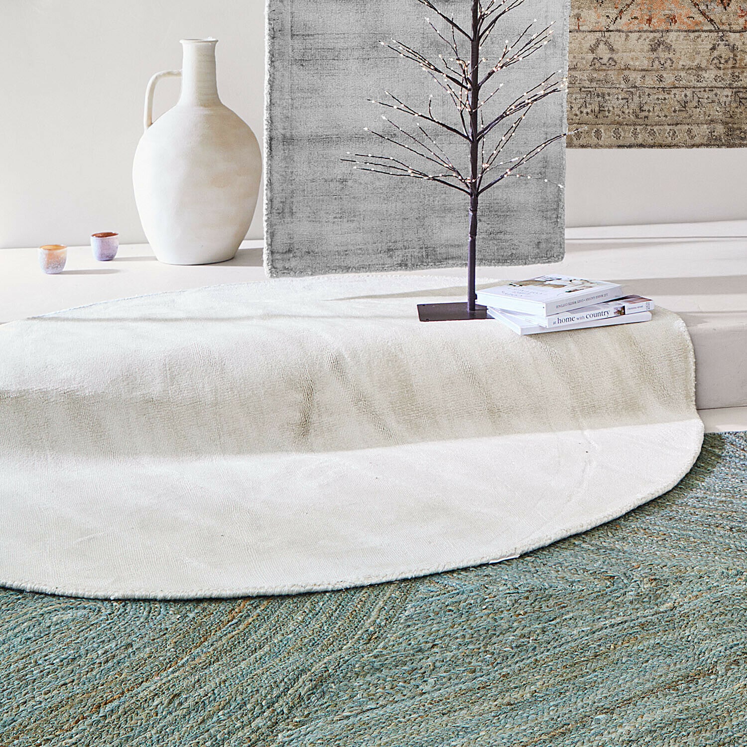 Tappeto Mariselle Tappeto rotondo bianco in materiale morbido su tappeto verde, decorazione d'interni moderna