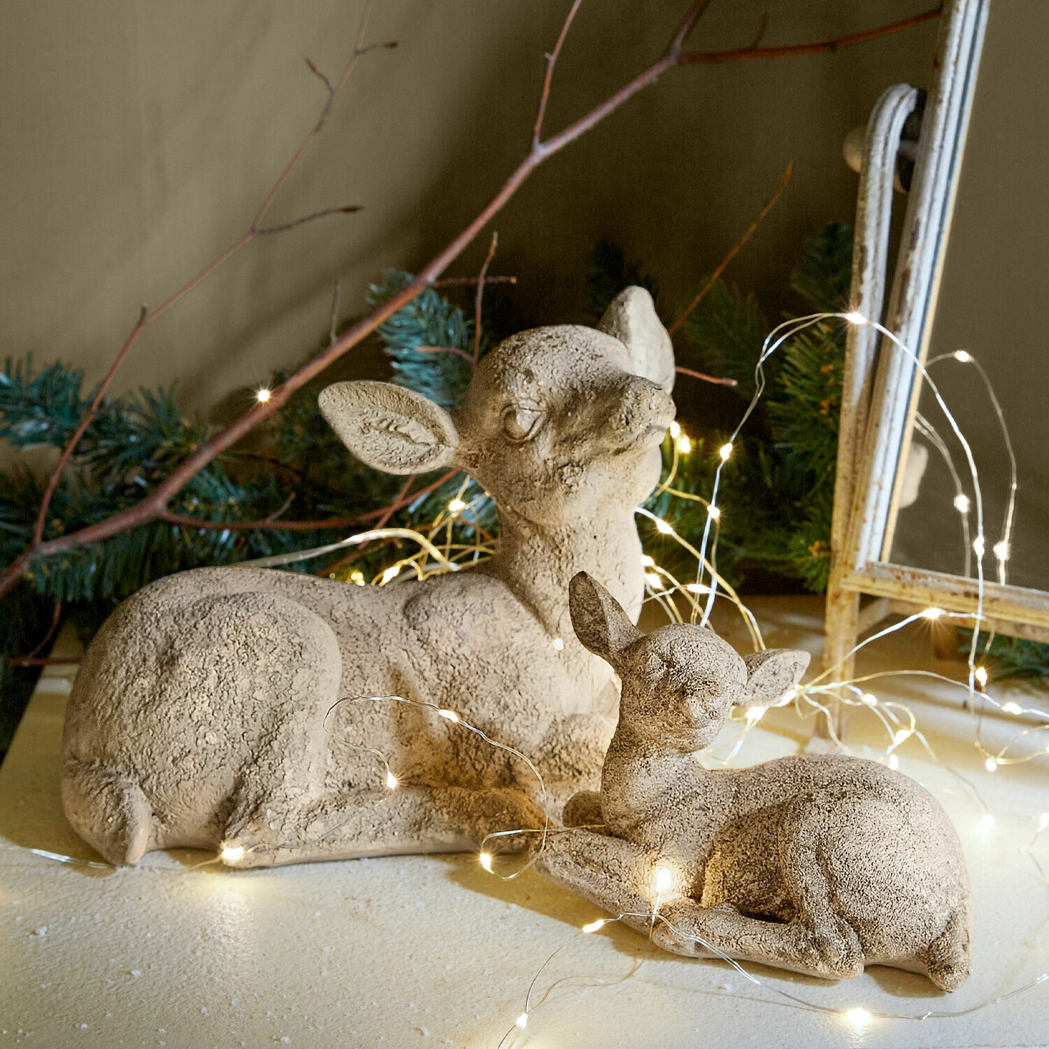 Capriolo con cucciolo Thaloria Figure decorative di cerbiatti in pietra beige con luci LED delicate per decorazione d'interni