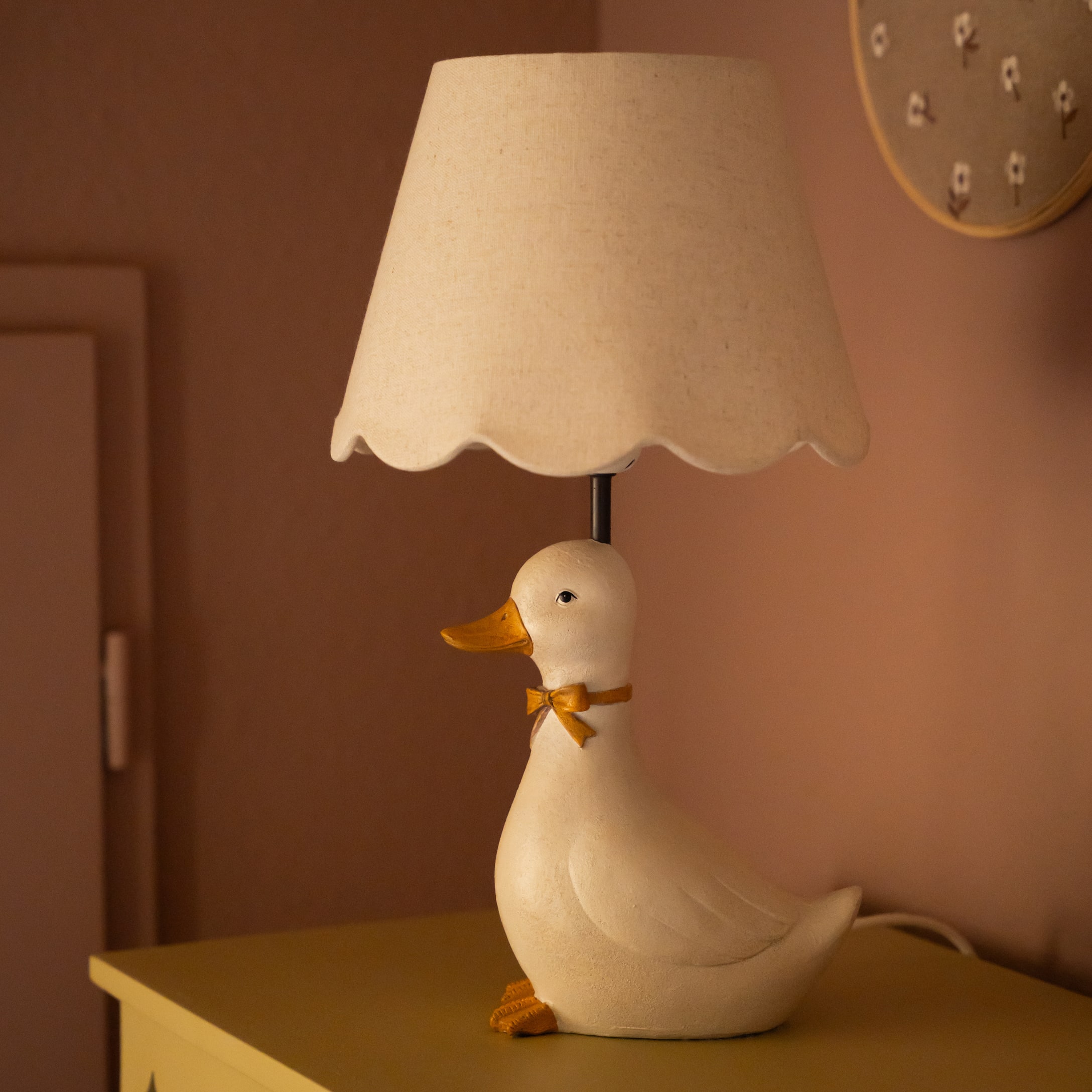 Lampada da tavolo a forma di anatra bianca con paralume beige e fiocco arancione decorativo