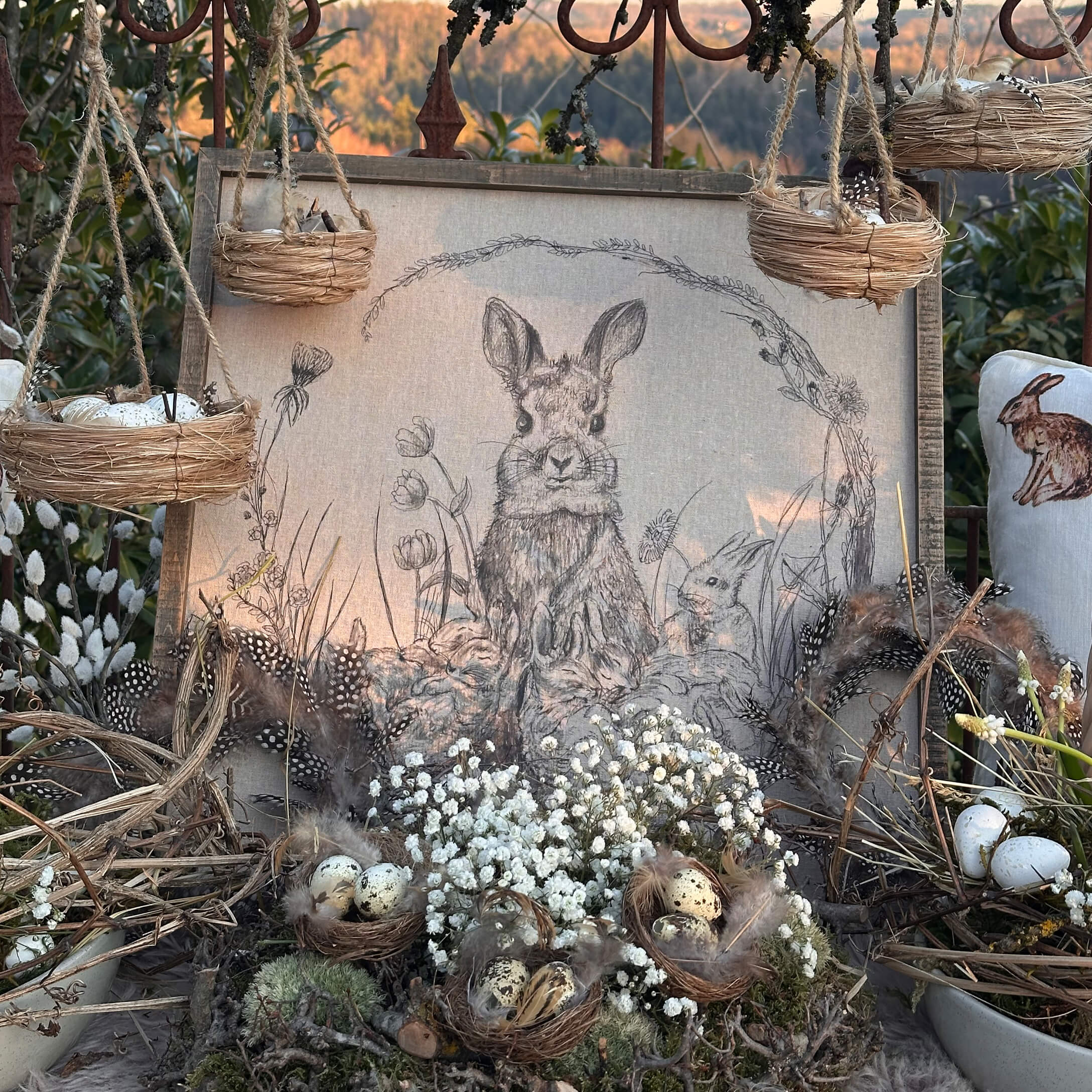 Decorazione pasquale naturale con nidi, piume e disegno di coniglio su tela di lino