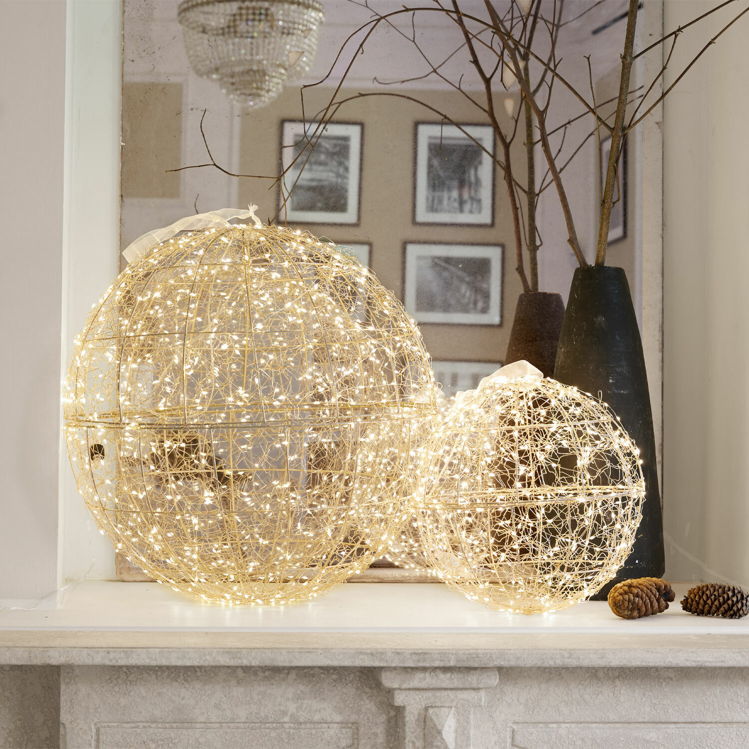 Coppia di sfere a LED Ambertin Due sfere decorative in filo dorato con luci LED, ideali per illuminazione natalizia interna.