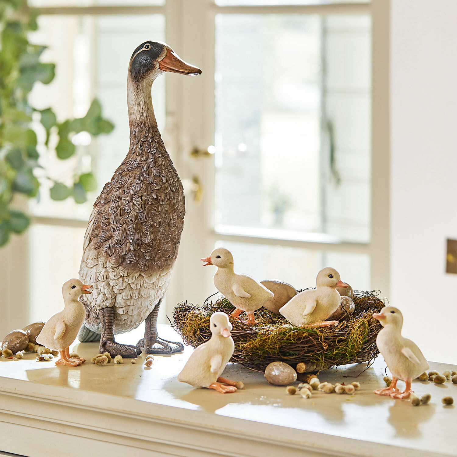 Set di 5 anatroccoli e mamma anatra Levevre Figura decorativa di anatra marrone con cinque paperelle vicino a un nido con uova decorative