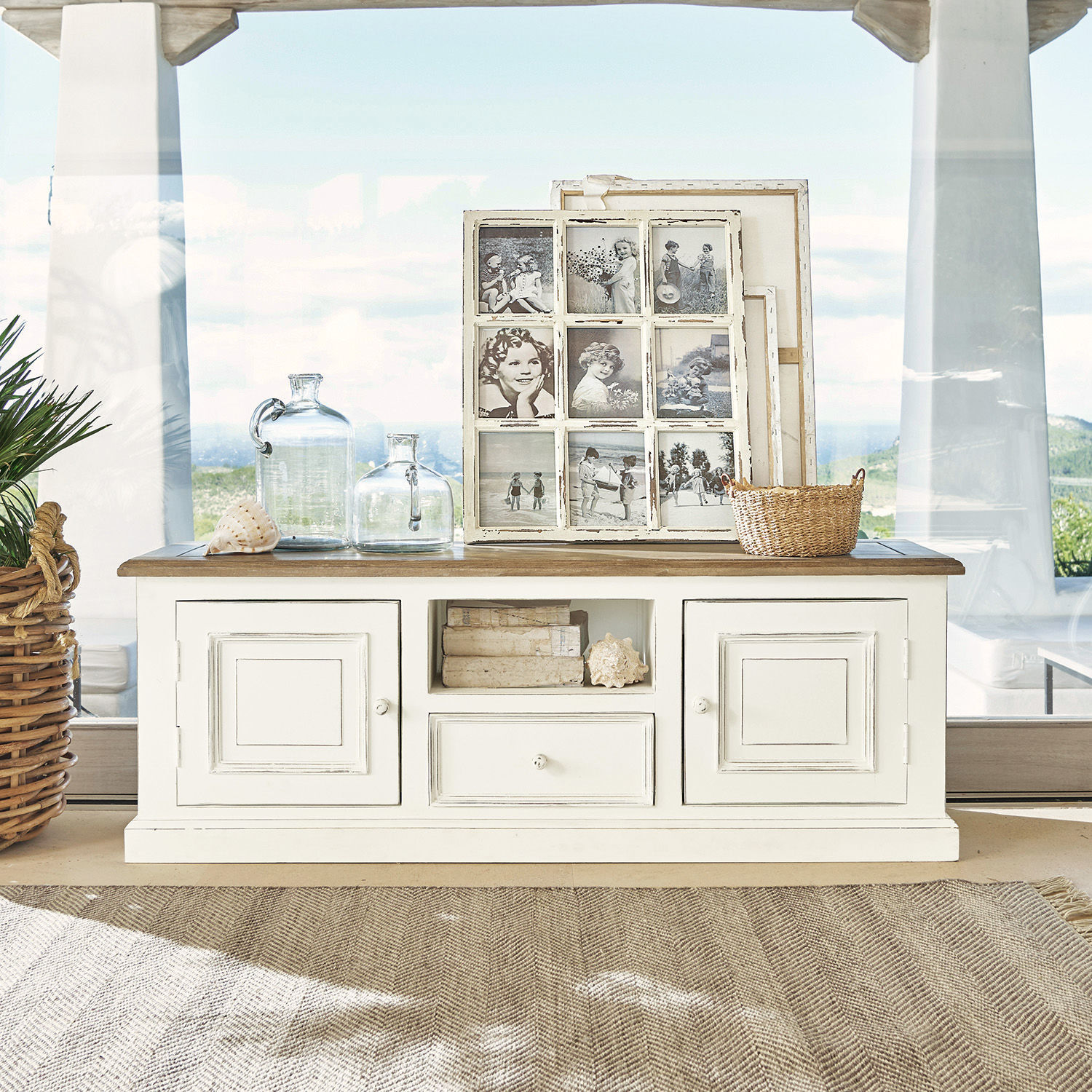 Credenza Cogolin Madia in legno bianco con cassetto e ante, decorata con bottiglie di vetro e cornici per foto vintage