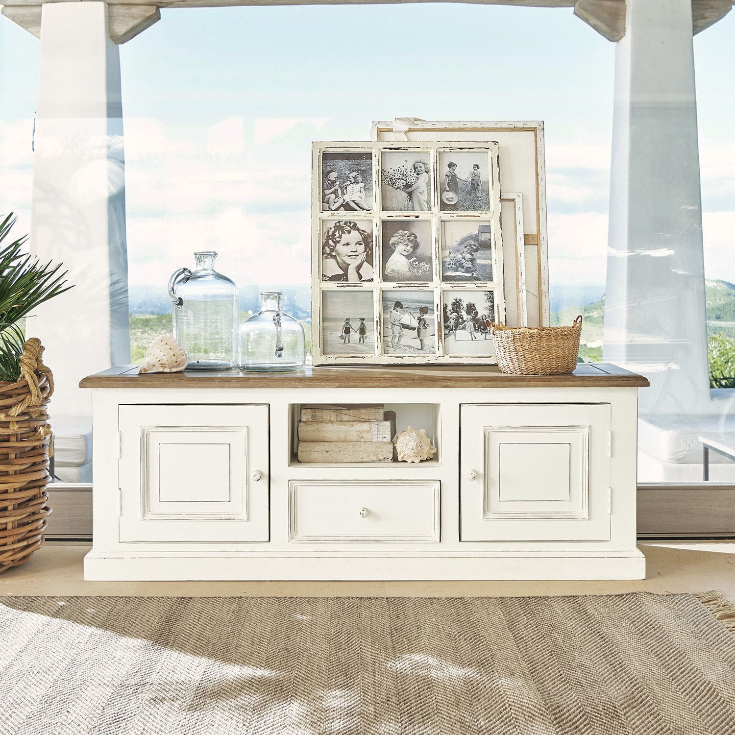 Credenza Cogolin Madia in legno bianco con cassetto e ante, decorata con bottiglie di vetro e cornici per foto vintage