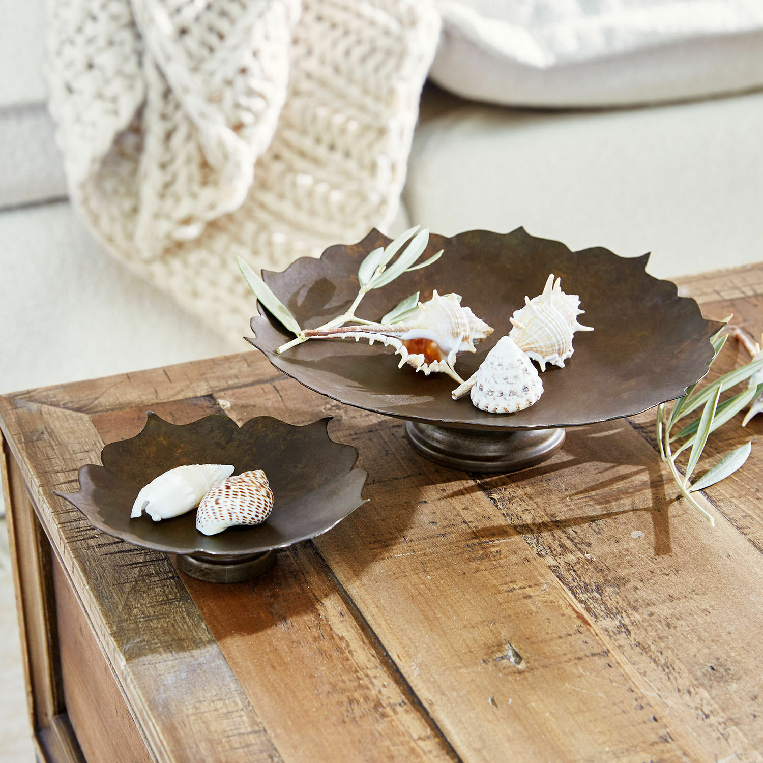 Coppia di ciotole decorative Viverto Due ciotole decorative in metallo marrone su tavolo in legno con conchiglie e rami