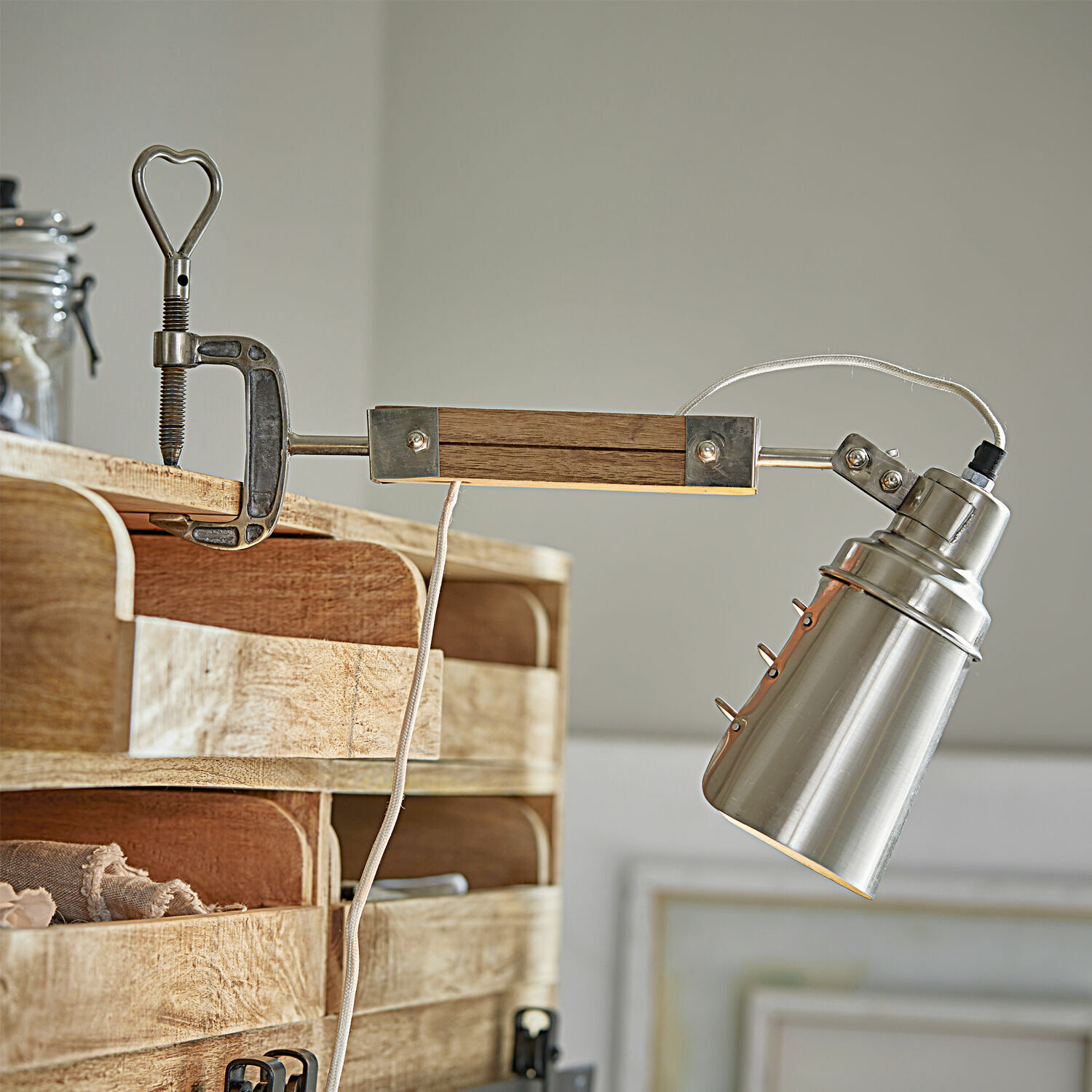 Lampada a morsetto Lewiston Lampada in metallo con morsetto e braccio in legno stile vintage da fissare ai mobili