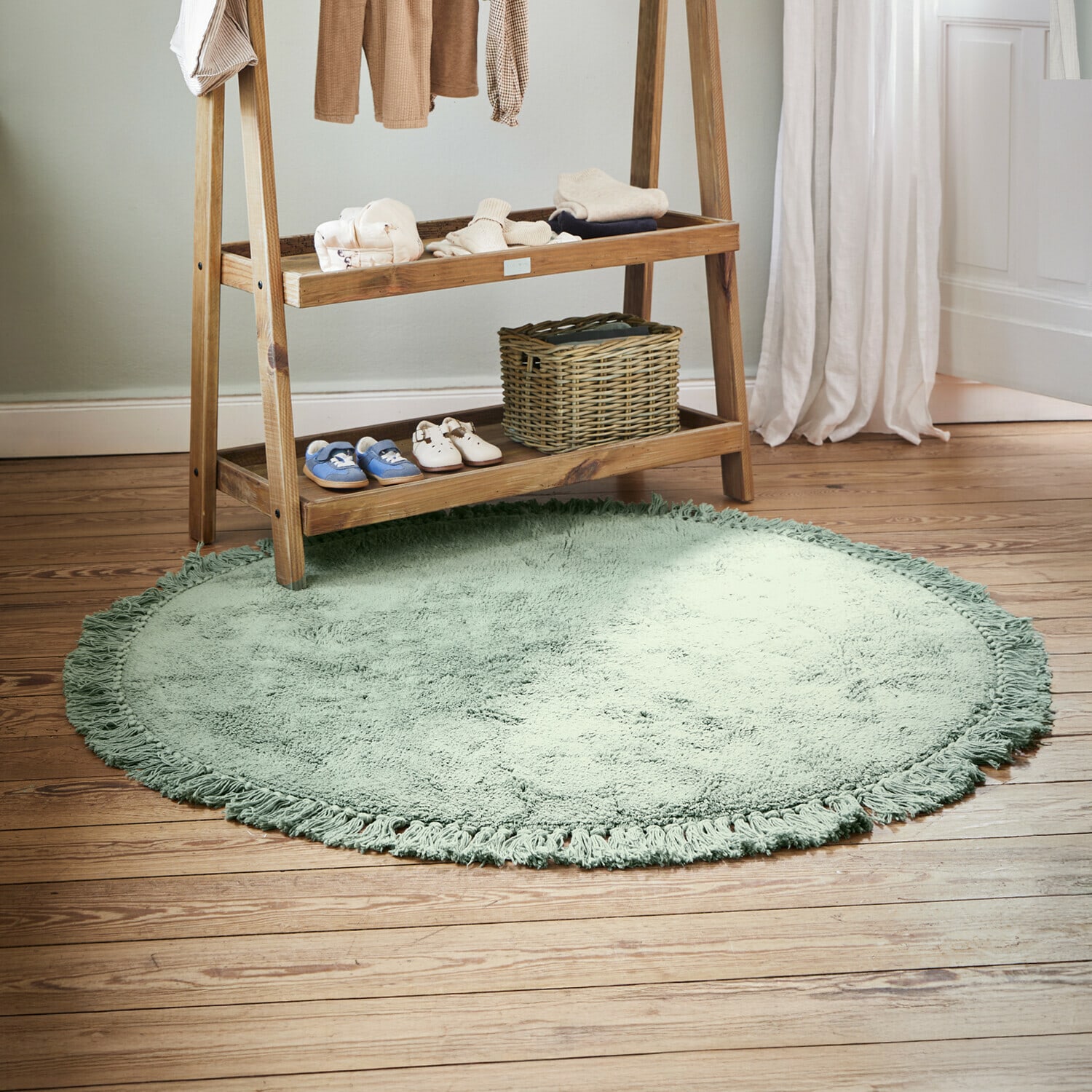 Tappeto Ivalex Tappeto rotondo verde morbido con frange su pavimento in legno in camera per bambini