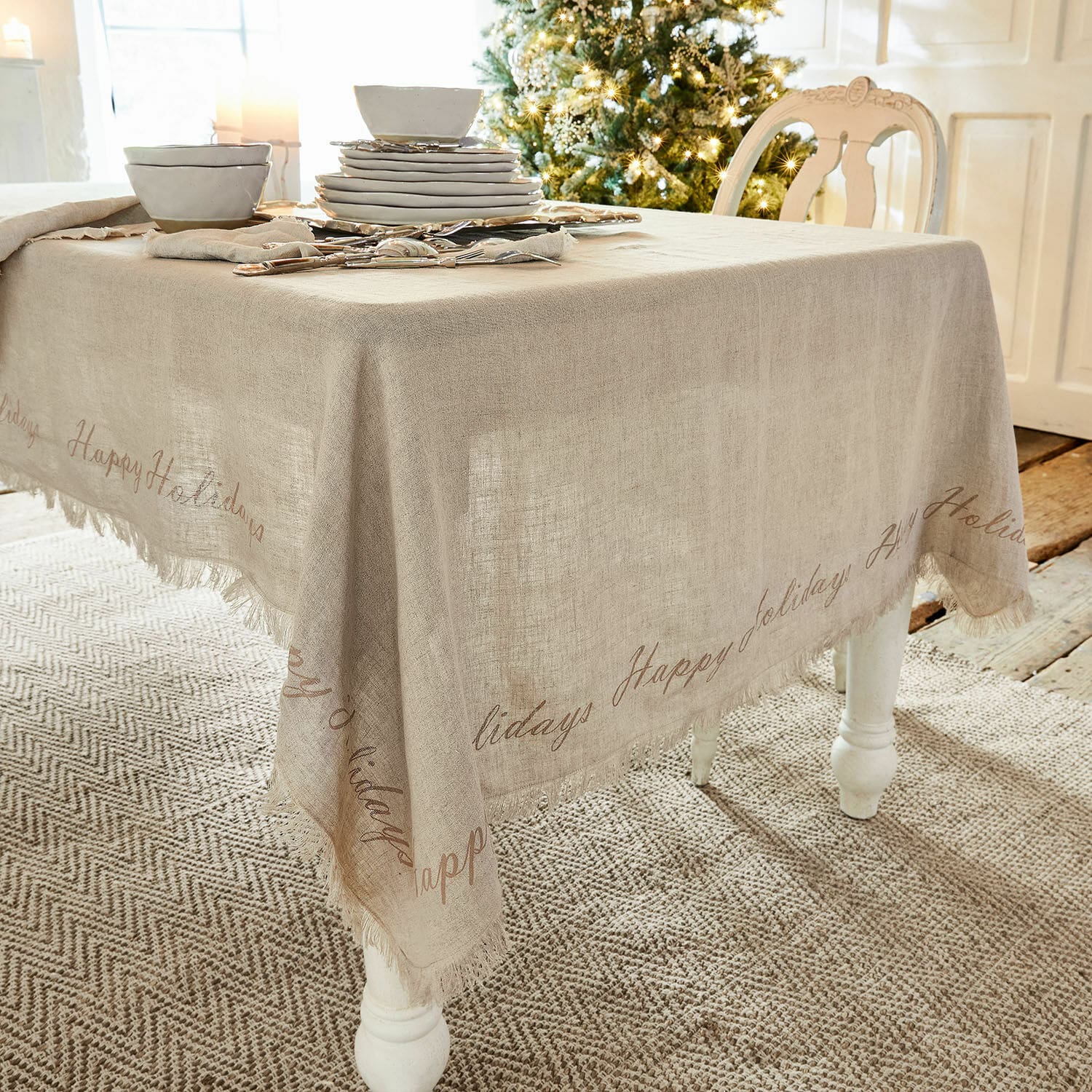 Tovaglia Emilia Tovaglia in lino color naturale con scritta Happy Holidays, decorazione tavola festiva
