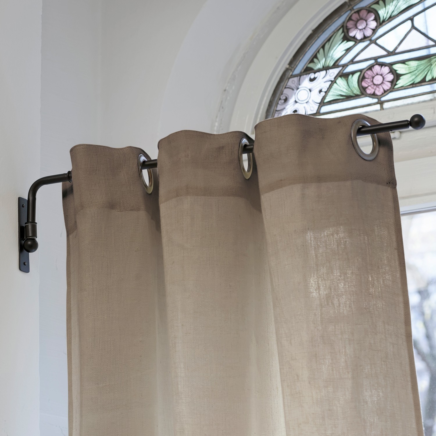 Bastone per tende Epping Tenda beige in lino con anelli rotondi su bastone metallico in ambiente luminoso