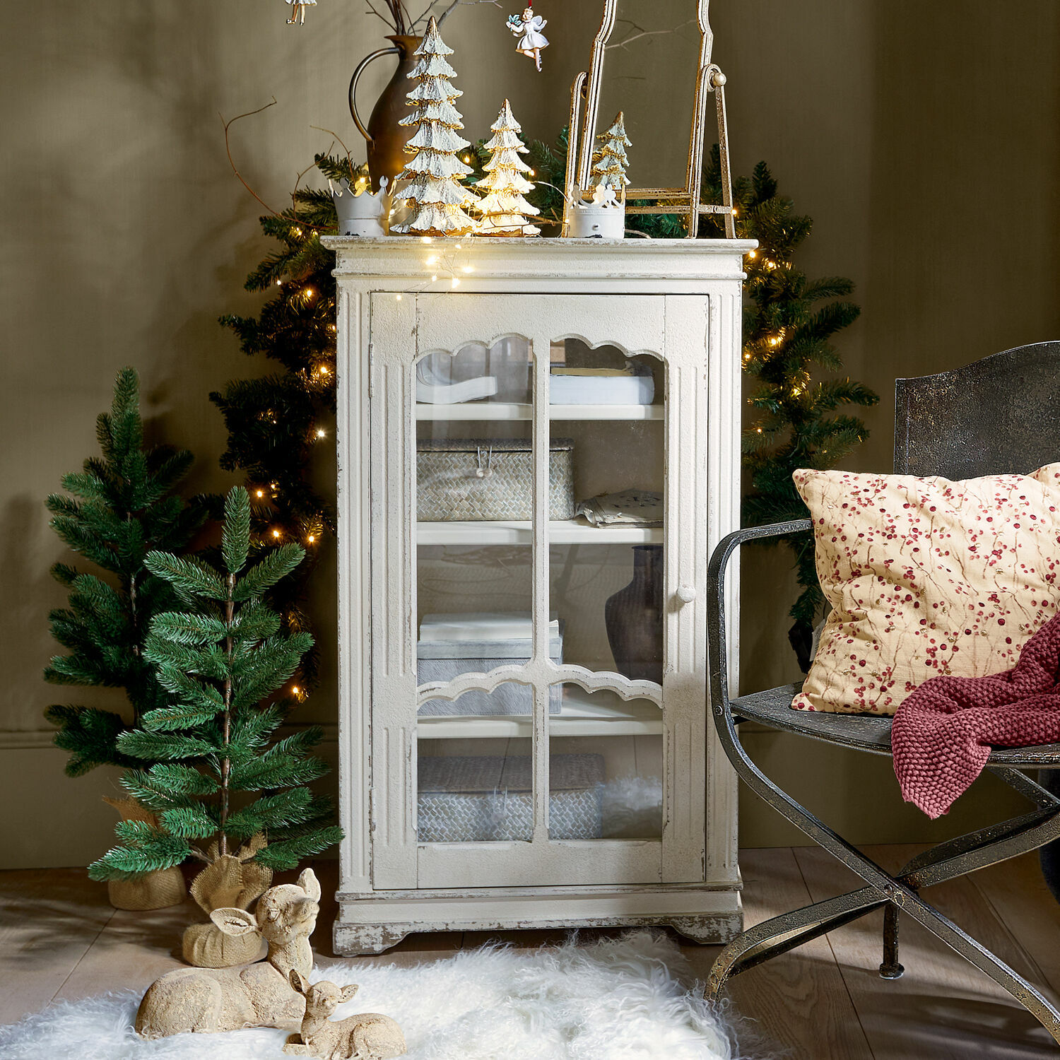 Vetrina Querisette Vetrina bianca in legno stile vintage con porta in vetro, decorazioni natalizie e alberi verdi