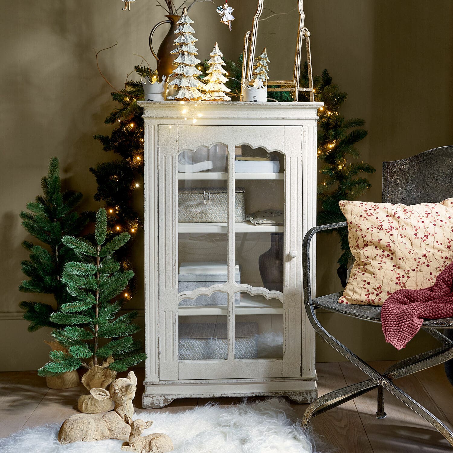 Vetrina Querisette Vetrina bianca in legno stile vintage con porta in vetro, decorazioni natalizie e alberi verdi