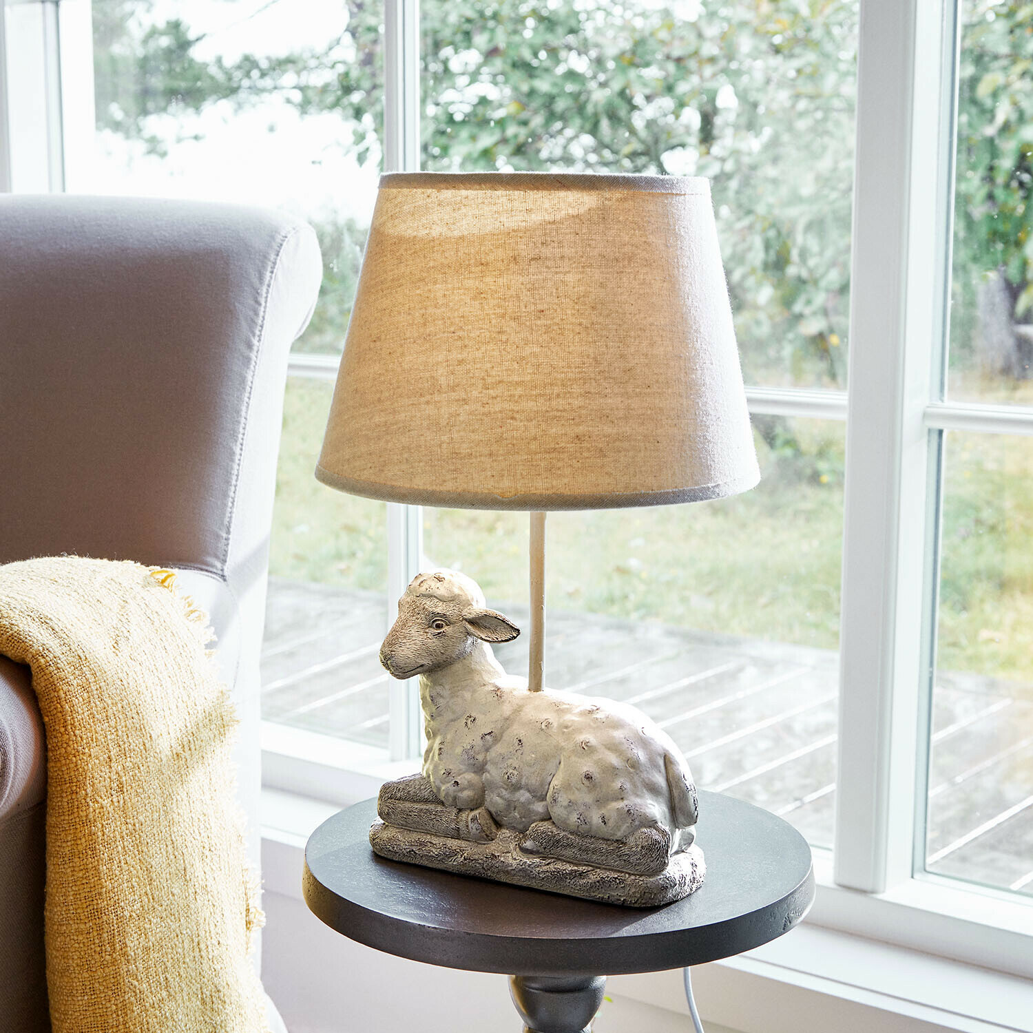 Lampada da tavolo Séverac Lampada da tavolo con paralume beige e base a forma di pecora in pietra decorativa